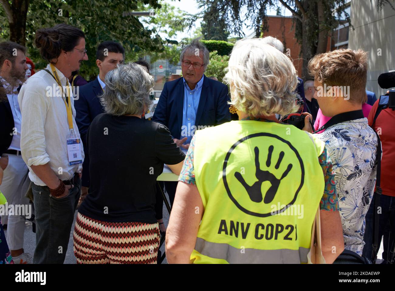 Un membre de l'ANV-COP21 soutient Vincent Beaufils, directeur de l'édition du magazine économique challenges. XR France (rébellion d'extinction) et l'ANV-COP21 ont organisé un dé-in pour protester contre un sommet organisé par la TSE (Toulouse School of Economics), appelé « Common Goods Summit » avec le PDG d'ExxonMobil Europe, le PDG d'AXA France parmi d'autres. Le thème est l'énergie « verte » (hydrogène, gaz naturel) et l'atténuation des changements climatiques. XR et ANV-COP21 dénoncent la présence d'ExxonMobil (qui possède plusieurs « bombes climatiques » telles que définies par la politique énergétique des pairs) parmi d'autres. Énergie Banque D'Images