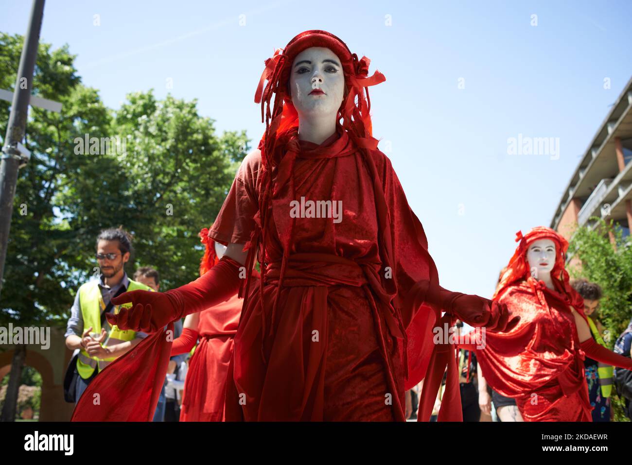 Les manifestants vêtus de rouge après le décès. XR France (rébellion d'extinction) et l'ANV-COP21 ont organisé un dé-in pour protester contre un sommet organisé par la TSE (Toulouse School of Economics), appelé « Common Goods Summit » avec le PDG d'ExxonMobil Europe, le PDG d'AXA France parmi d'autres. Le thème est l'énergie « verte » (hydrogène, gaz naturel) et l'atténuation des changements climatiques. XR et ANV-COP21 dénoncent la présence d'ExxonMobil (qui possède plusieurs « bombes climatiques » telles que définies par la politique énergétique des pairs) parmi d'autres. La politique énergétique est qualifiée de « bombes climatiques », projets qui émettront des ee Banque D'Images