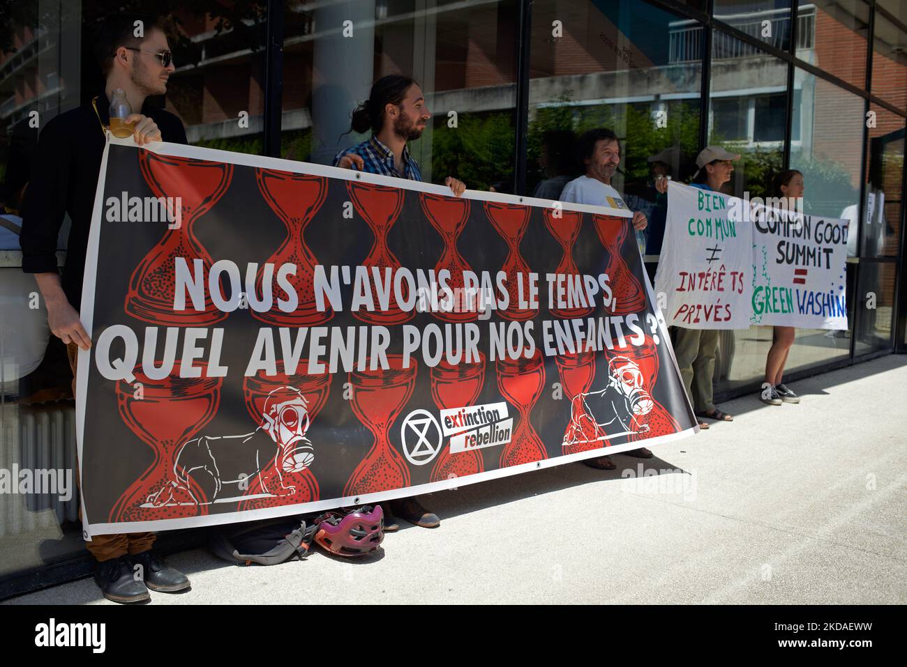 La bannière indique "nous n'avons pas le temps, quel avenir pour nos enfants ?" XR France (rébellion d'extinction) et l'ANV-COP21 ont organisé un dé-in pour protester contre un sommet organisé par la TSE (Toulouse School of Economics), appelé « Common Goods Summit » avec le PDG d'ExxonMobil Europe, le PDG d'AXA France parmi d'autres. Le thème est l'énergie « verte » (hydrogène, gaz naturel) et l'atténuation des changements climatiques. XR et ANV-COP21 dénoncent la présence d'ExxonMobil (qui possède plusieurs « bombes climatiques » telles que définies par la politique énergétique des pairs) parmi d'autres. La politique énergétique est qualifiée de « bombe climatique », Banque D'Images