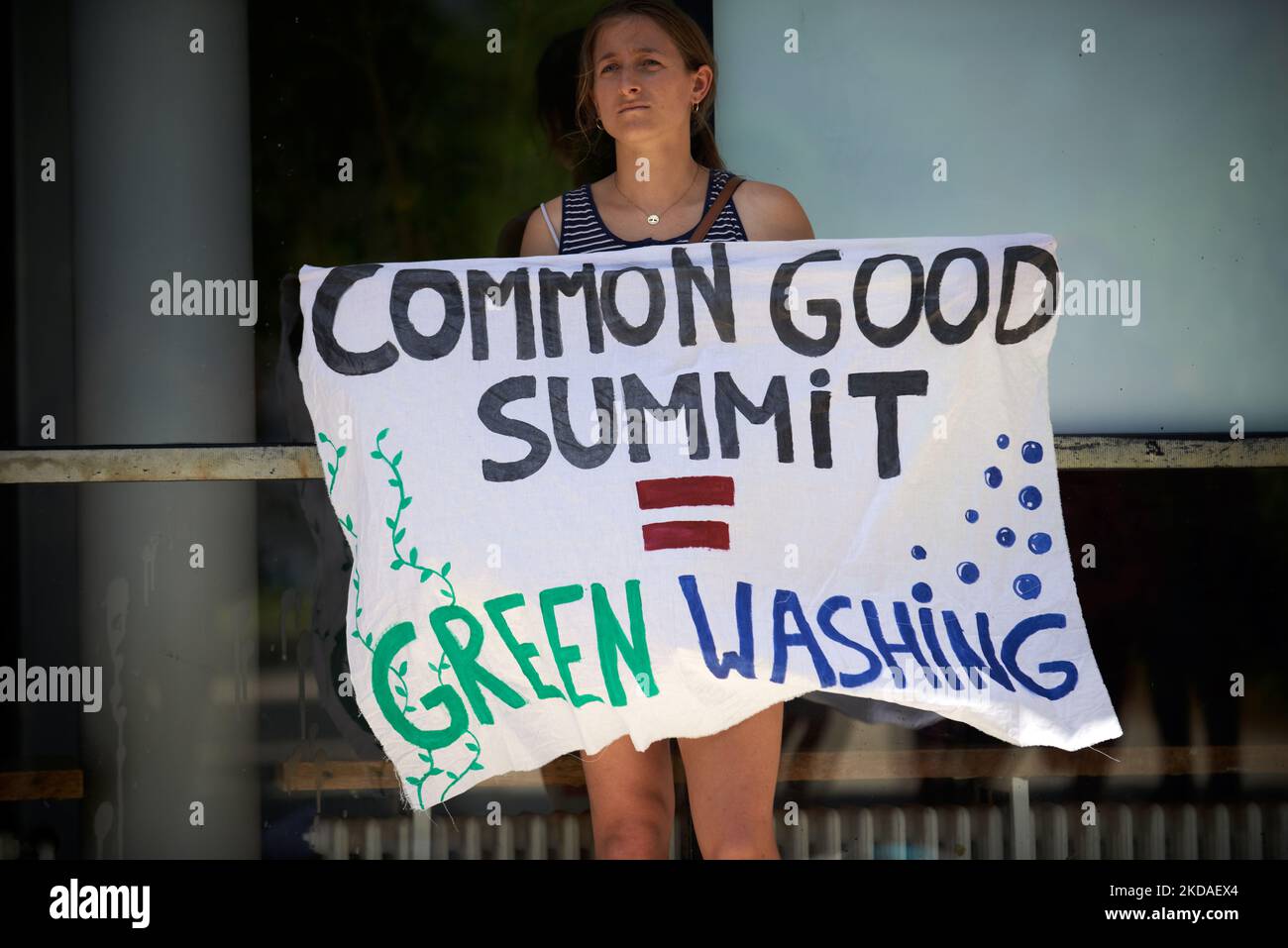 Un manifestant pendant la phase d'entrée. XR France (rébellion d'extinction) et l'ANV-COP21 ont organisé un dé-in pour protester contre un sommet organisé par la TSE (Toulouse School of Economics), appelé « Common Goods Summit » avec le PDG d'ExxonMobil Europe, le PDG d'AXA France parmi d'autres. Le thème est l'énergie « verte » (hydrogène, gaz naturel) et l'atténuation des changements climatiques. XR et ANV-COP21 dénoncent la présence d'ExxonMobil (qui possède plusieurs « bombes climatiques » telles que définies par la politique énergétique des pairs) parmi d'autres. La politique énergétique est qualifiée de « bombes climatiques », des projets qui émettront chacun de plus t Banque D'Images