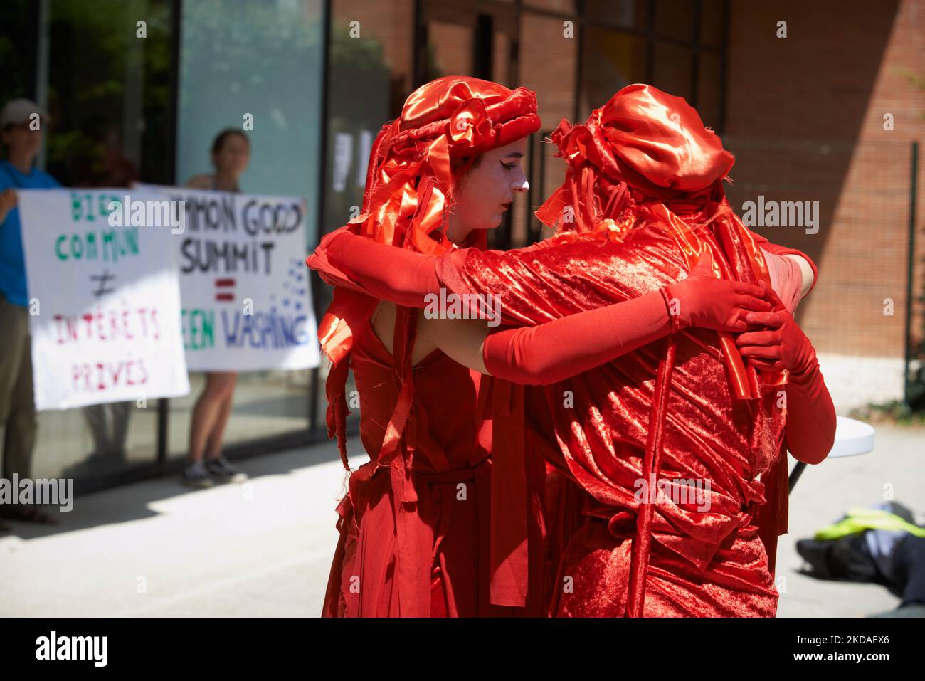 XR France (rébellion d'extinction) et l'ANV-COP21 ont organisé un dé-in pour protester contre un sommet organisé par la TSE (Toulouse School of Economics), appelé « Common Goods Summit » avec le PDG d'ExxonMobil Europe, le PDG d'AXA France parmi d'autres. Le thème est l'énergie « verte » (hydrogène, gaz naturel) et l'atténuation des changements climatiques. XR et ANV-COP21 dénoncent la présence d'ExxonMobil (qui possède plusieurs « bombes climatiques » telles que définies par la politique énergétique des pairs) parmi d'autres. La politique énergétique est qualifiée de « bombes climatiques », des projets qui émettront chacun plus de 1bn tonnes de gaz réchauffés Banque D'Images