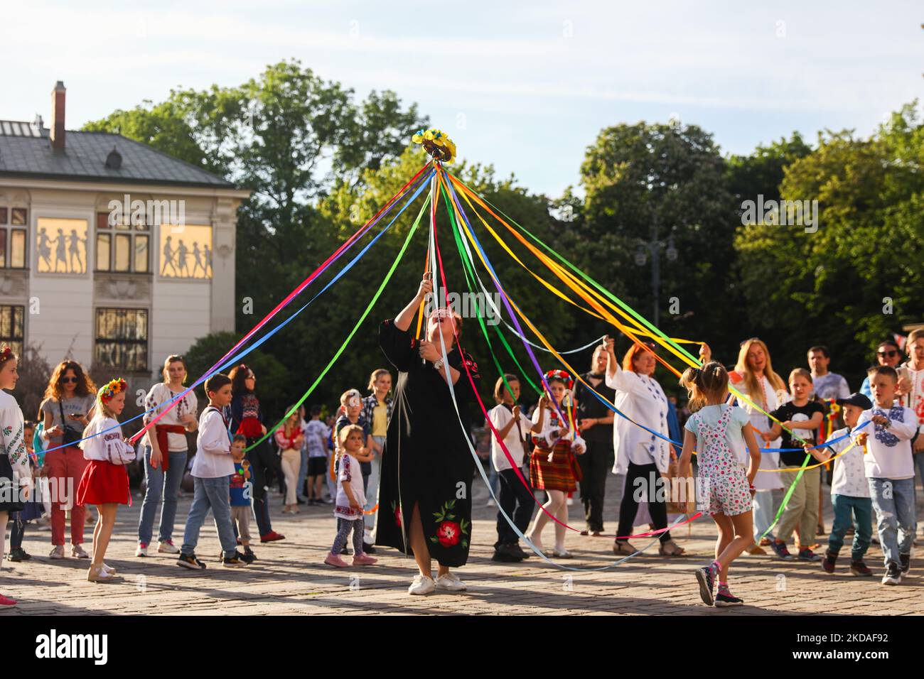 Les Ukrainiens célèbrent la fête de Vyshyvanka à Cracovie, en Pologne, sur 19 mai 2022. Cette fête nationale ukrainienne, célébrée chaque année le troisième jeudi de mai, vise à préserver les traditions populaires originales de création et de port de vêtements ethniques brodés. Cette année, la célébration de la Journée Vyshyvanka est particulièrement importante car la Russie cible la culture et l'histoire de l'Ukraine ainsi que son territoire et sa population. (Photo de Beata Zawrzel/NurPhoto) Banque D'Images