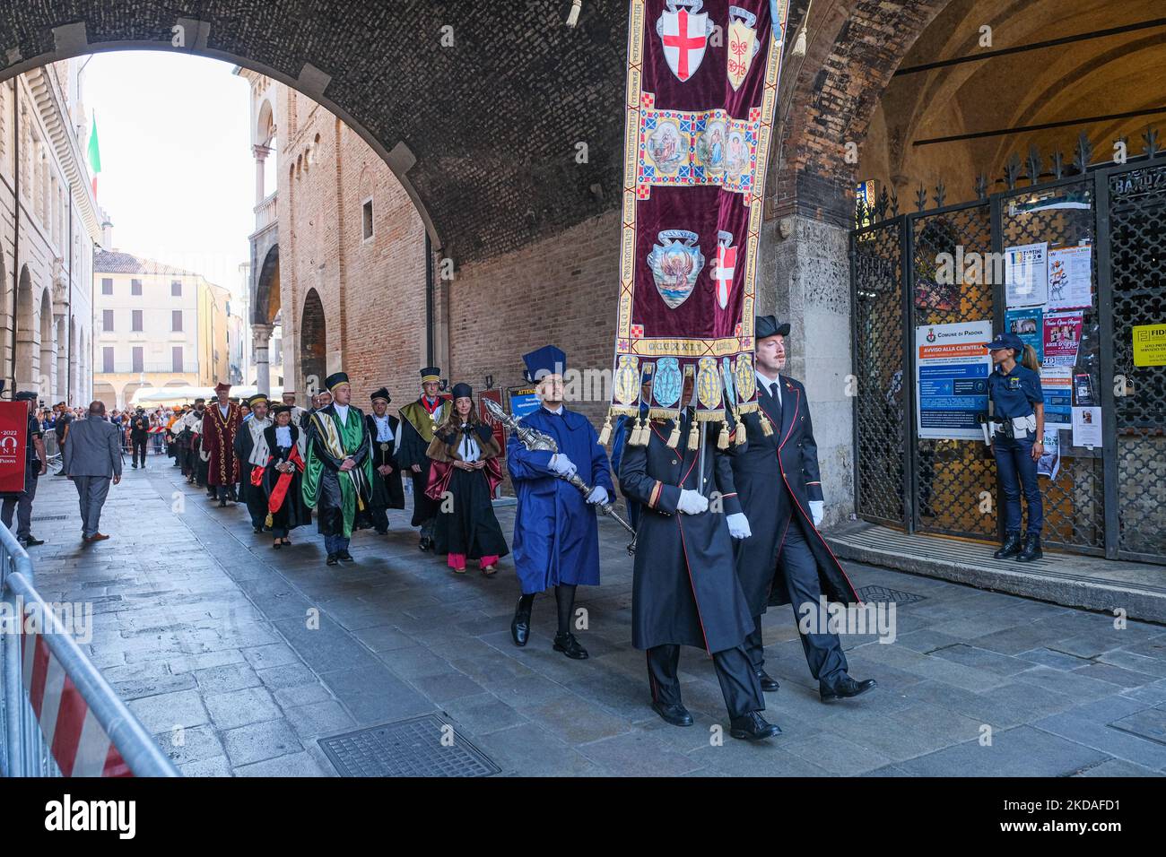 Des professeurs portant des vêtements historiques défilent dans les rues de la ville de Padoue lors de la cérémonie du 800th anniversaire de l'Université de Padoue, à Padoue, en Italie, sur 19 mai 2022. (Photo de Roberto Silvino/NurPhoto) Banque D'Images