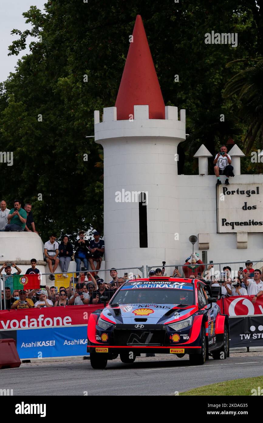 Dani SORDO (ESP) et Candido CARRERA (ESP) dans HYUNDAI i20 N Rally 1 de HYUNDAI SHELL MOBIS WORLD RALLY équipe en action pendant la SS1 rue Coimbra du WRC Vodafone Rally Portugal 2022 à Matosinhos - Portugal, on 19 mai 2022. (Photo de Paulo Oliveira / NurPhoto) Banque D'Images