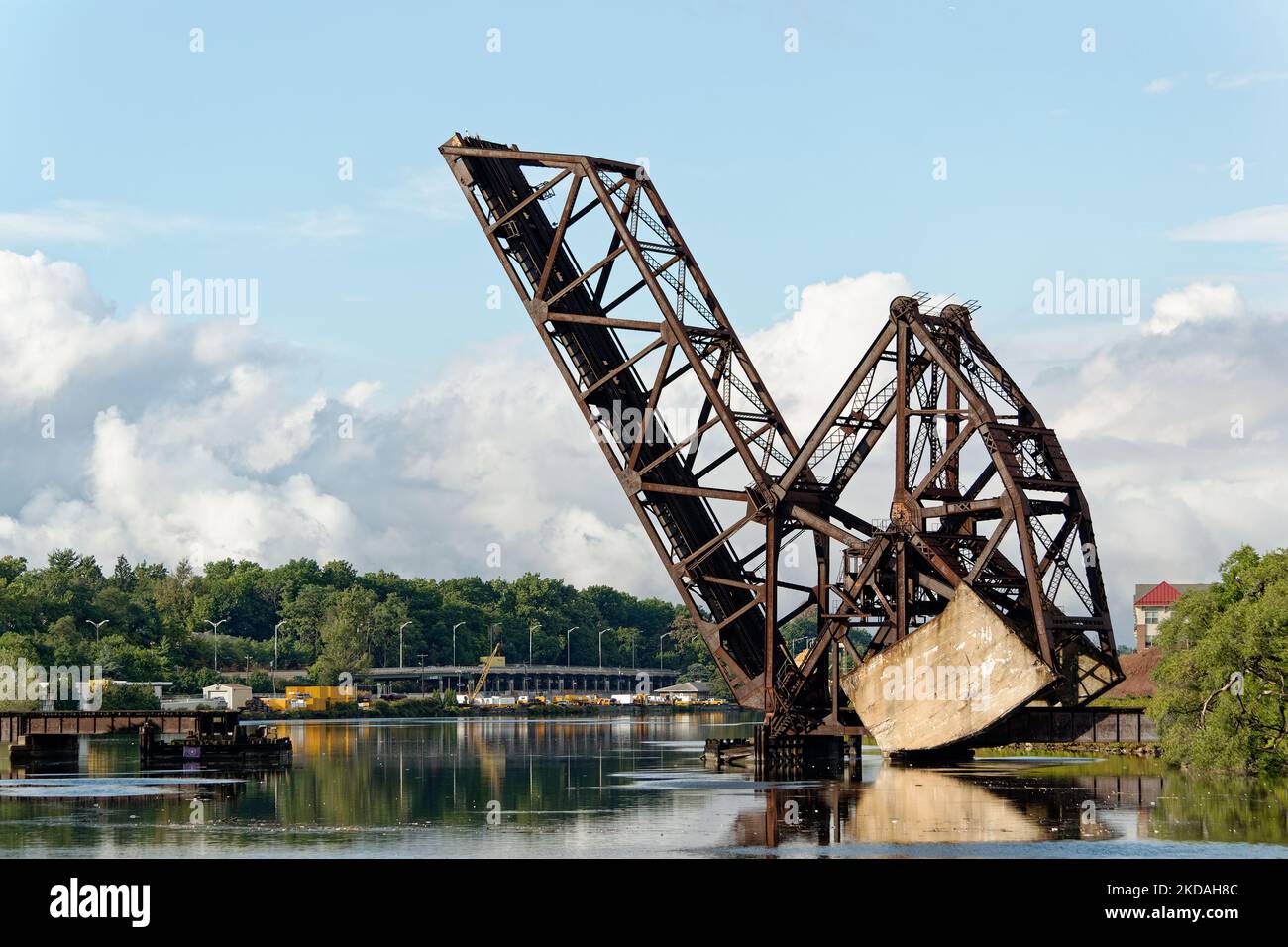 Pont de chargement inutilisé sur le bord de la rivière Banque D'Images