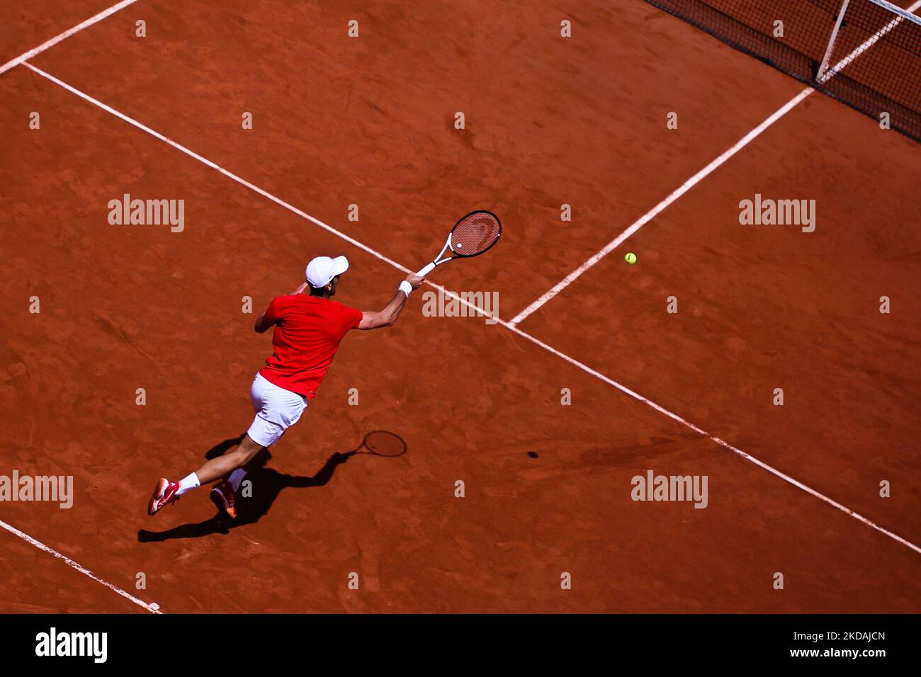 Novak Djokovic s'entraînant pendant la Journée des enfants Roland Garros, un jour avant la finale du tirage au sort, sur 21 mai 2022 à Paris, France. (Photo par Ibrahim Ezzat/NurPhoto) Banque D'Images