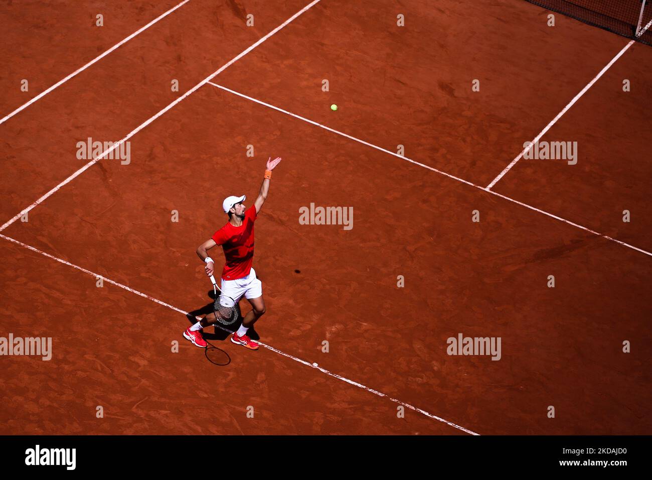 Novak Djokovic s'entraînant pendant la Journée des enfants Roland Garros, un jour avant la finale du tirage au sort, sur 21 mai 2022 à Paris, France. (Photo par Ibrahim Ezzat/NurPhoto) Banque D'Images