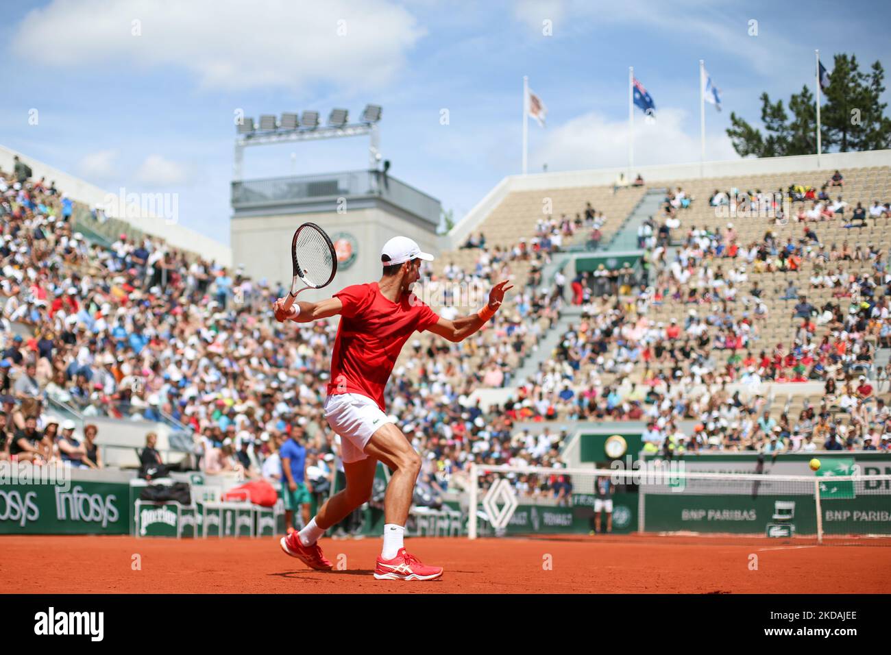 Novak Djokovic s'entraînant pendant la Journée des enfants Roland Garros, un jour avant la finale du tirage au sort, sur 21 mai 2022 à Paris, France. (Photo par Ibrahim Ezzat/NurPhoto) Banque D'Images