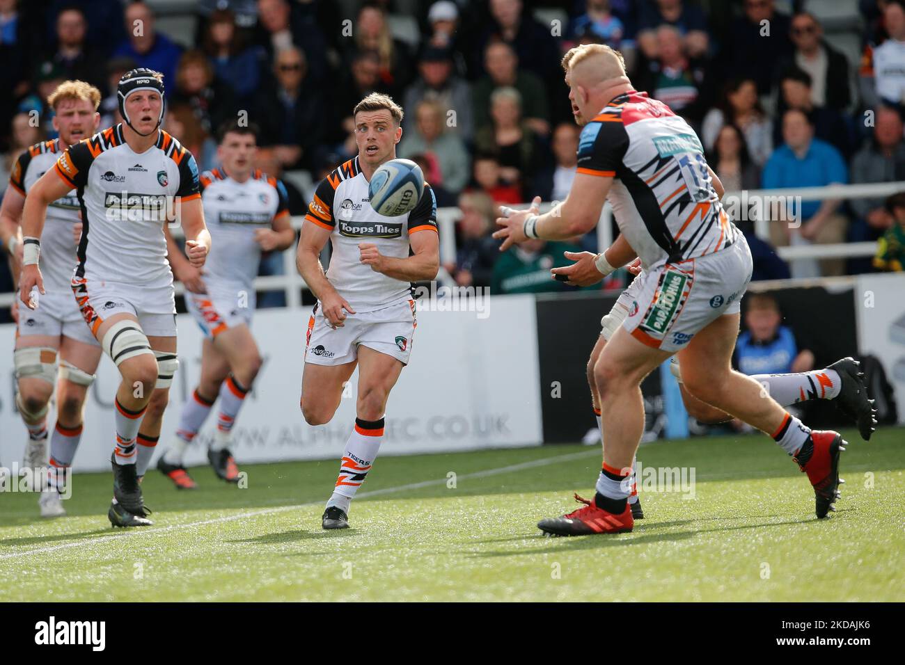 George Ford de Leicester Tigers nourrit Cameron Henderson de Leicester Tigers lors du match Gallagher Premiership entre Newcastle Falcons et Leicester Tigers à Kingston Park, Newcastle, le samedi 21st mai 2022. (Photo de Chris Lisham/MI News/NurPhoto) Banque D'Images