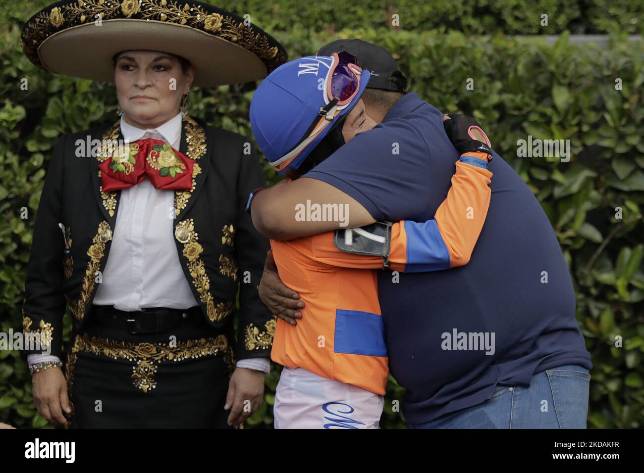 Michel Lara (orange), jockey, épouse sa formatrice lors de la cérémonie de  remise des prix en tant que première place de la deuxième course féminine de  jockeys à l'Hipódromo de Las Américas