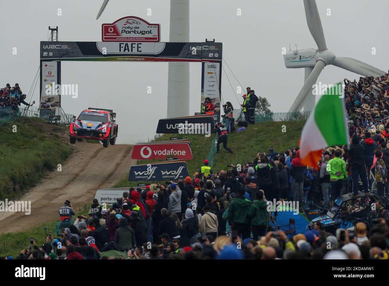 OTT TANAK (est) et Martin JARVEOJA (est) dans HYUNDAI i20 N Rally 1 de HYUNDAI SHELL MOBIS WORLD RALLY ÉQUIPE en action pendant la SS19 - Fafe du WRC Vodafone Rally Portugal 2022 à Matosinhos - Portugal, on 22 mai 2022. (Photo de Paulo Oliveira / NurPhoto) Banque D'Images