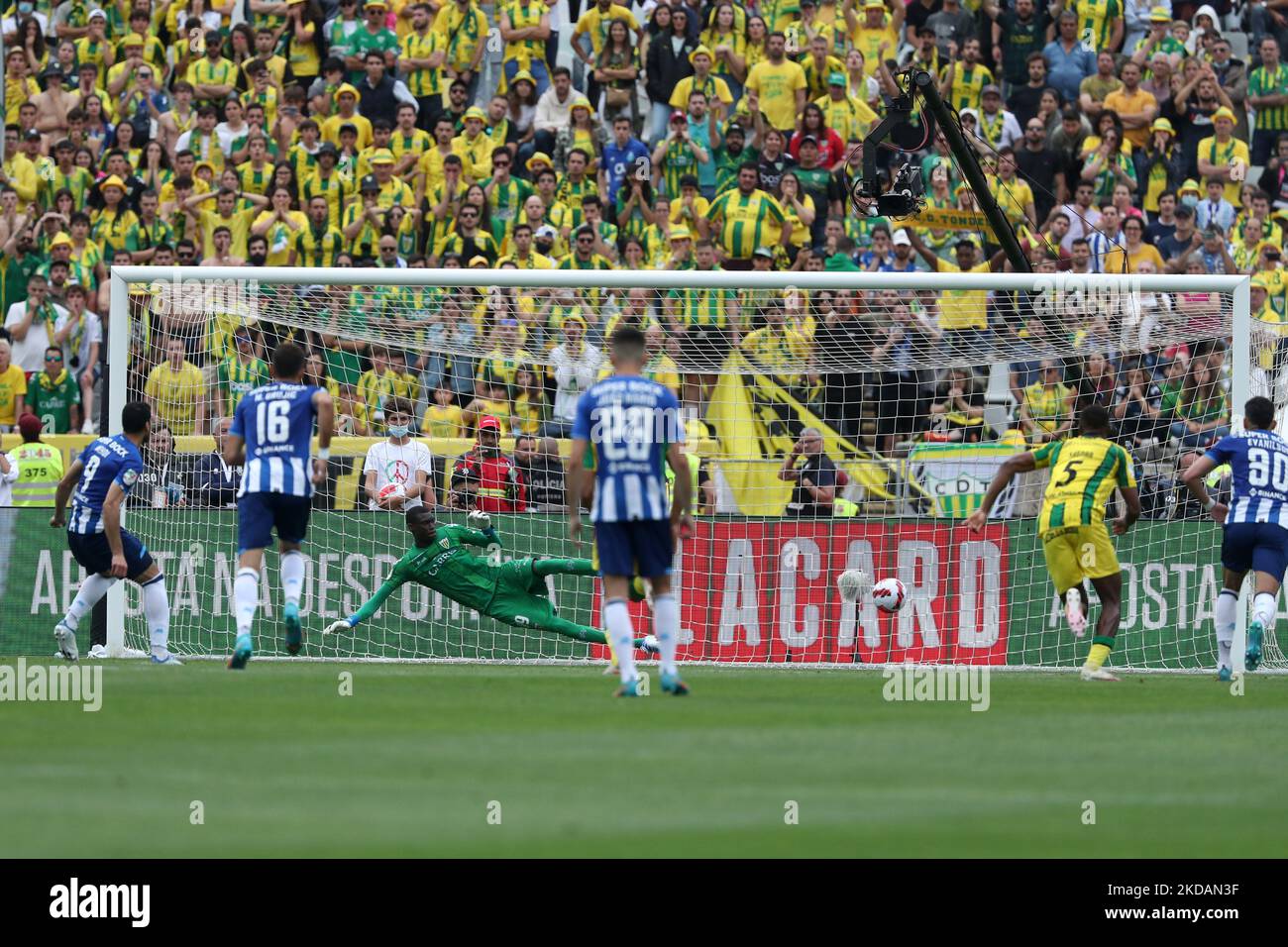 Mehdi Taremi du FC Porto (L) tire pour marquer un coup de pied de pénalité lors du match de finale de football de la coupe du Portugal entre le FC Porto et le CD Tondela au stade national de Jamor à Oeiras, Portugal sur 22 mai 2022. (Photo par Pedro Fiúza/NurPhoto) Banque D'Images