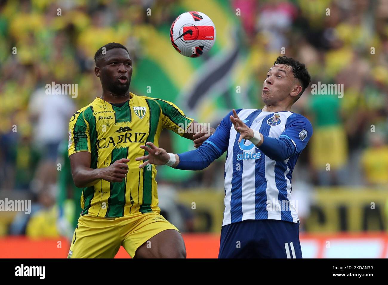 Pepe du FC Porto vies avec Modibo Sagnan du CD Tondela lors du match de football final de la coupe du Portugal entre le FC Porto et le CD Tondela au stade national de Jamor à Oeiras, Portugal sur 22 mai 2022. (Photo par Pedro Fiúza/NurPhoto) Banque D'Images