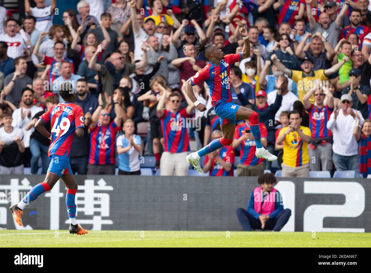 Wilfried Zaha de Crystal Palace célèbre après avoir été marquant lors du match de la Premier League entre Crystal Palace et Manchester United à Selhurst Park, Londres, le dimanche 22nd mai 2022. (Photo de Federico Maranesi/MI News/NurPhoto) Banque D'Images