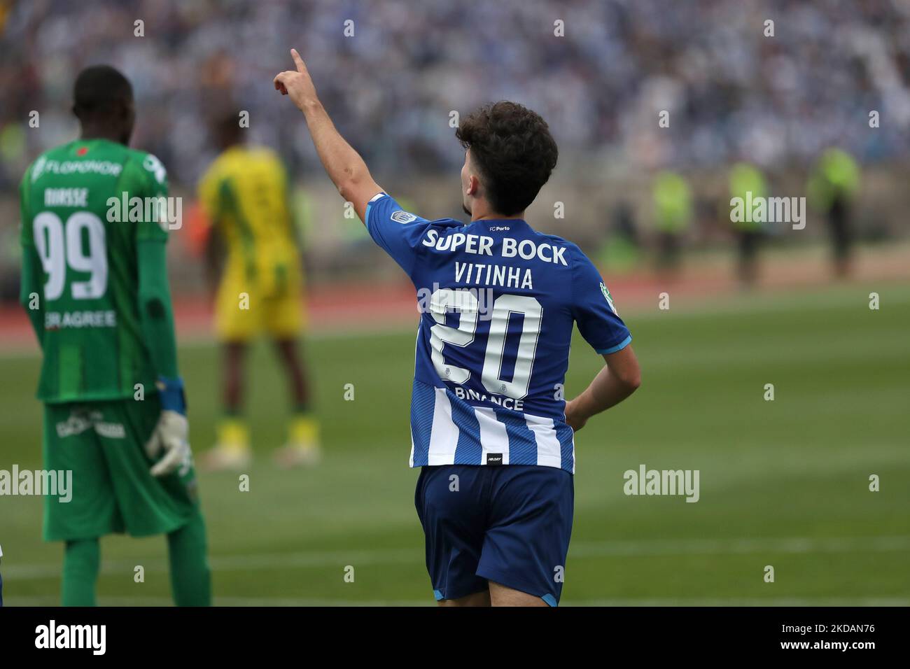 Vitinha du FC Porto célèbre après avoir obtenu un but lors du match de football de la finale de la coupe du Portugal entre le FC Porto et le CD Tondela au stade national de Jamor à Oeiras, au Portugal, sur 22 mai 2022. (Photo par Pedro Fiúza/NurPhoto) Banque D'Images