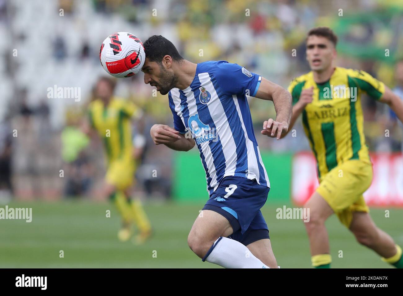 Mehdi Taremi du FC Porto dirige le ballon lors du match de football de la finale de la coupe du Portugal entre le FC Porto et le CD Tondela au stade national de Jamor à Oeiras, au Portugal, sur 22 mai 2022. (Photo par Pedro Fiúza/NurPhoto) Banque D'Images