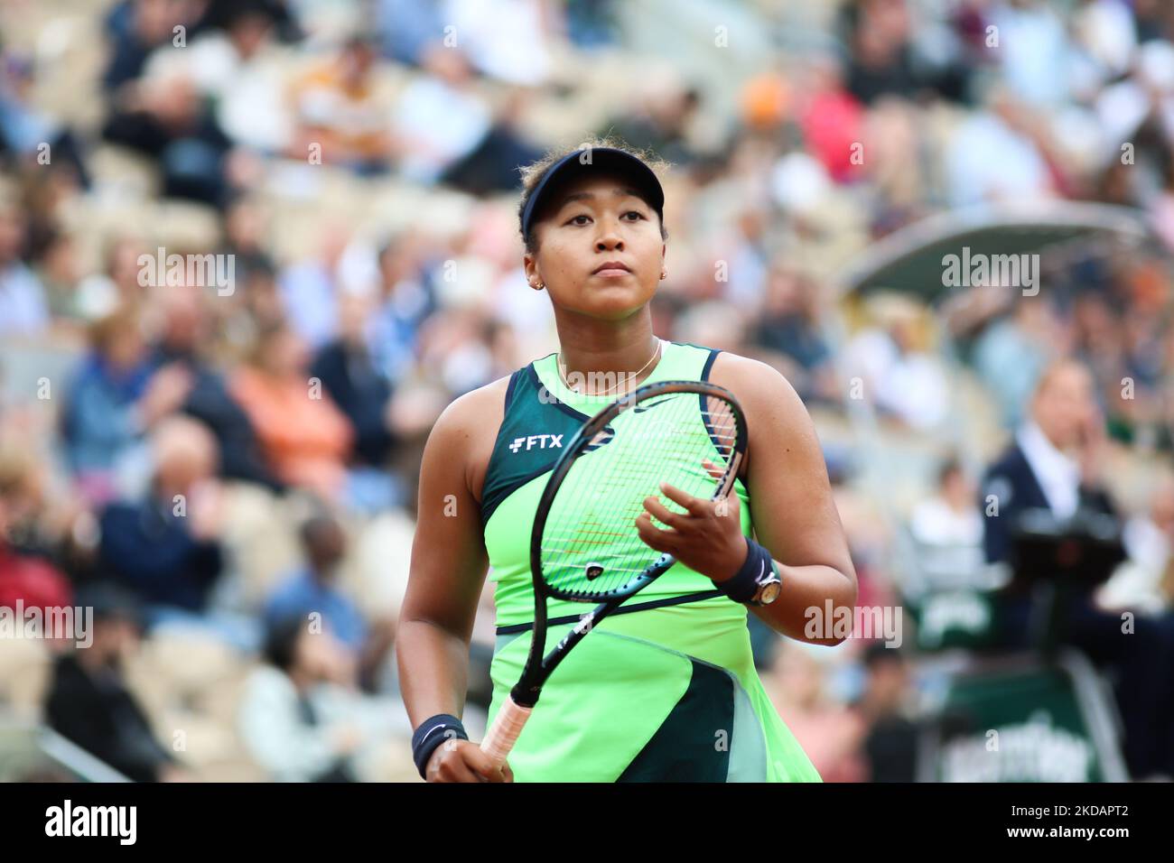 Naomi Osaka lors de son match contre Amanda Anisimova sur la cour de Suzanne Lenglen lors de la deuxième journée de l'Open de France 2022. (Photo par Ibrahim Ezzat/NurPhoto) Banque D'Images