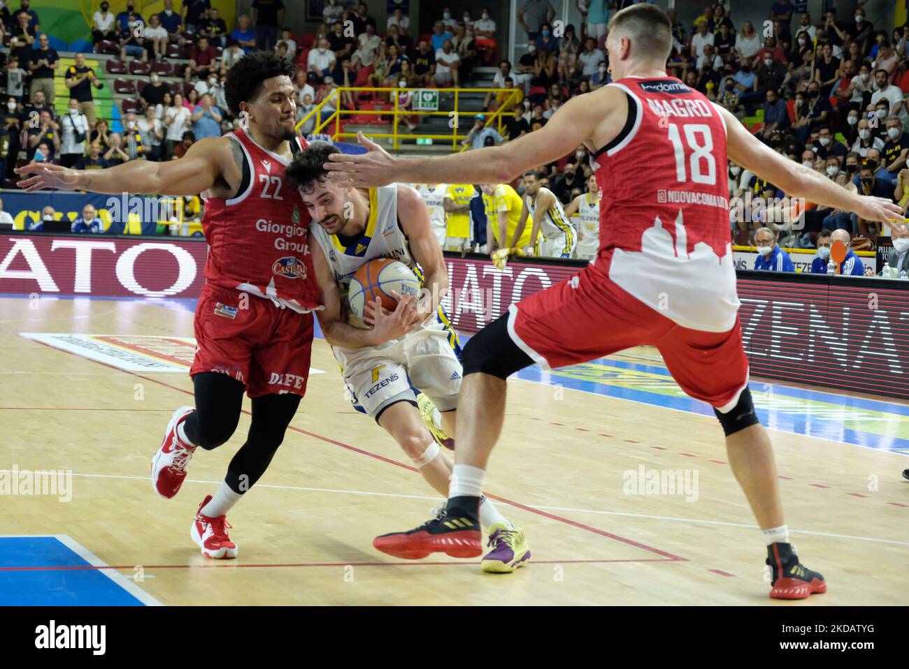 Lorenzo Caroti - Panier Scaligera Tezenis Verona gêné par Jazz Johson Giorgio Tesi Group Panier Pistoia pendant le tournoi de basketball italien Serie A2 hommes demi-finales Playoff G1 - Panier Scaligera Tezenis Verona VS Giorgio Tesi Group Pistoia on 22 mai 2022 au Forum AGSM de Vérone, Italie (Photo de Roberto Tommasini/LiveMedia/NurPhoto) Banque D'Images