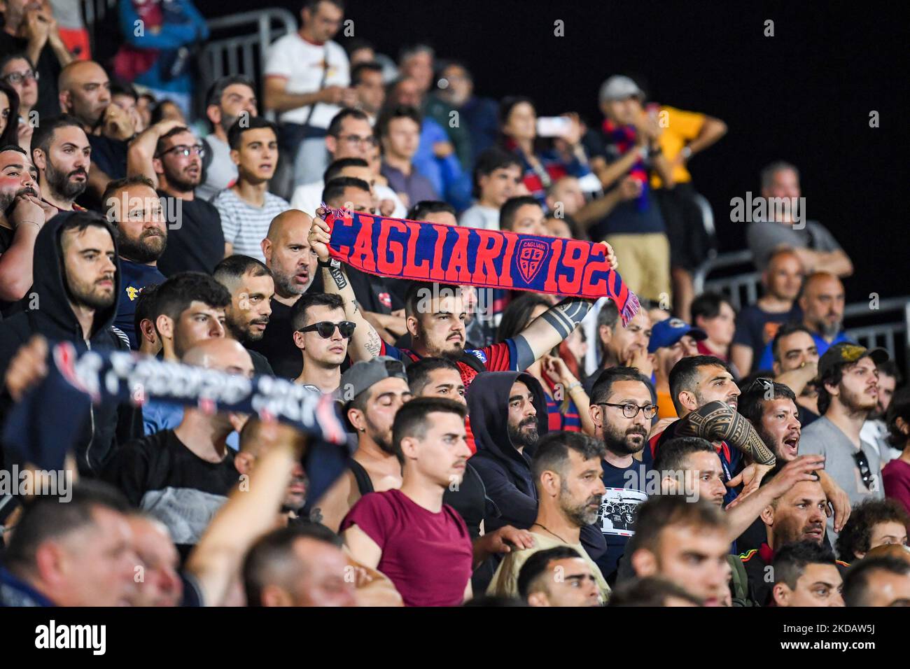 Les supporters de Cagliari Calcio montrent le foulard de l'équipe pendant le football italien série A match Venezia FC vs Cagliari Calcio sur 22 mai 2022 au stade Pier Luigi Penzo à Venise, Italie (photo d'Alessio Marini/LiveMedia/NurPhoto) Banque D'Images