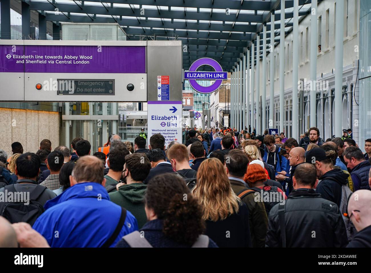 Les passagers voyagent avec la ligne Elizabeth à Londres, 24 Ma, 2022, alors que la nouvelle ligne a commencé son service le premier jour. La ligne Elizabeth ouvre officiellement sur 24 mai 2022 dans le cadre du nouveau système de transport de Londres. Le projet crossrail de 73 milles coûte au moins 19 milliards de dollars depuis sa construction en 2009. (Photo par Alexander Mak/NurPhoto) Banque D'Images