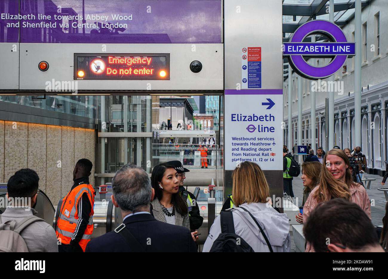 Le service entre Paddington et Tottenham court Road a été suspendu en raison d'une « alerte incendie » à peine deux heures après le lancement de la ligne Elizabeth, le 24 mai 2022. Tous les passagers à l'intérieur de la gare de Paddington ont été invités à partir et une équipe de pompiers a été appelée sur les lieux. Le service a repris normalement après 30 minutes. (Photo par Alexander Mak/NurPhoto) Banque D'Images