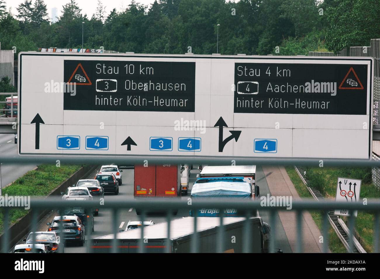 Vue générale de l'embouteillage sur A3 Autobahn près de Cologne, Allemagne sur 25 mai 2022 avant les vacances publiques (photo de Ying Tang/NurPhoto) Banque D'Images
