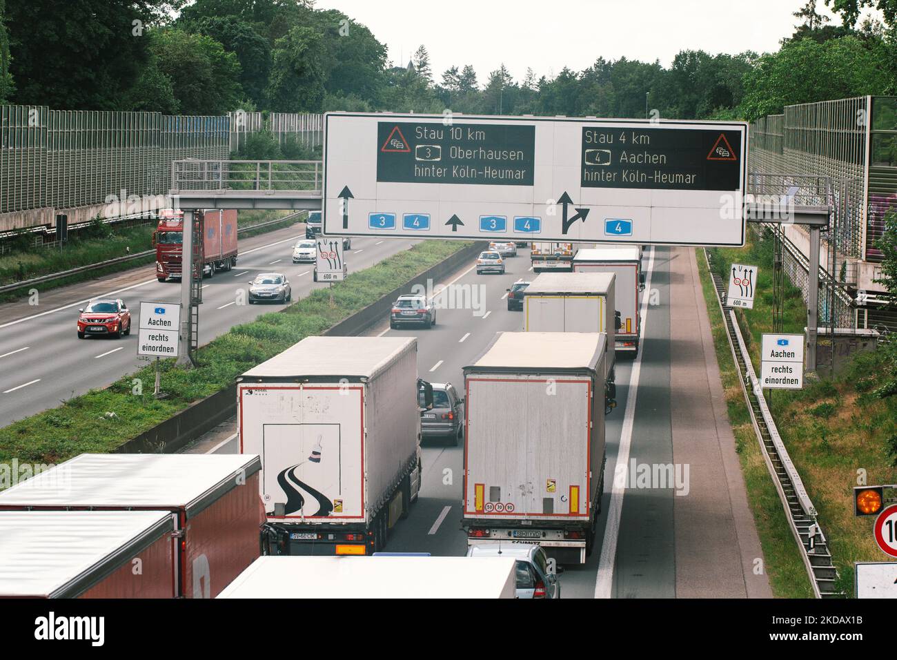 Vue générale de l'embouteillage sur A3 Autobahn près de Cologne, Allemagne sur 25 mai 2022 avant les vacances publiques (photo de Ying Tang/NurPhoto) Banque D'Images