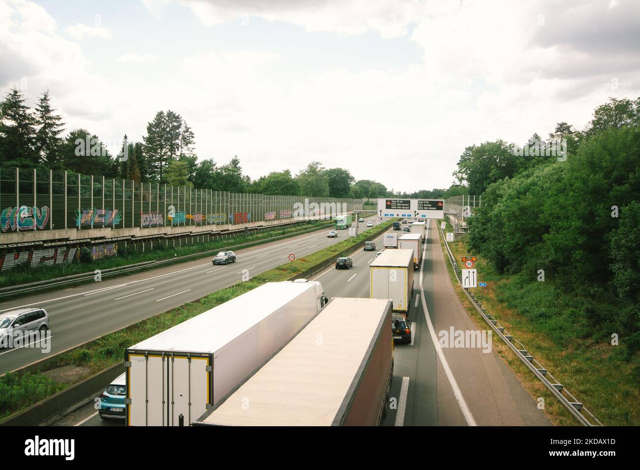 Vue générale de l'embouteillage sur A3 Autobahn près de Cologne, Allemagne sur 25 mai 2022 avant les vacances publiques (photo de Ying Tang/NurPhoto) Banque D'Images