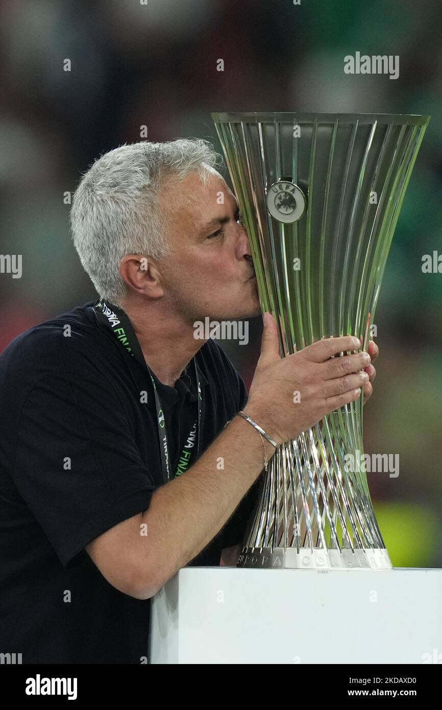 ALORS QUE l'entraîneur de Rome José Mourinho célèbre la coupe de 5th, embrasse le trophée de la Ligue de la Conférence, la coupe de la Ligue de la Conférence, la coupe de la Ligue de la Conférence de l'UEFA lors du match final de LA Ligue de la CONFÉRENCE entre AS Roma et Feyenoord à l'Arena Kombetare sur 25 mai 2022 à Tirana, en Albanie. (Photo de Giuseppe Maffia/NurPhoto) Banque D'Images