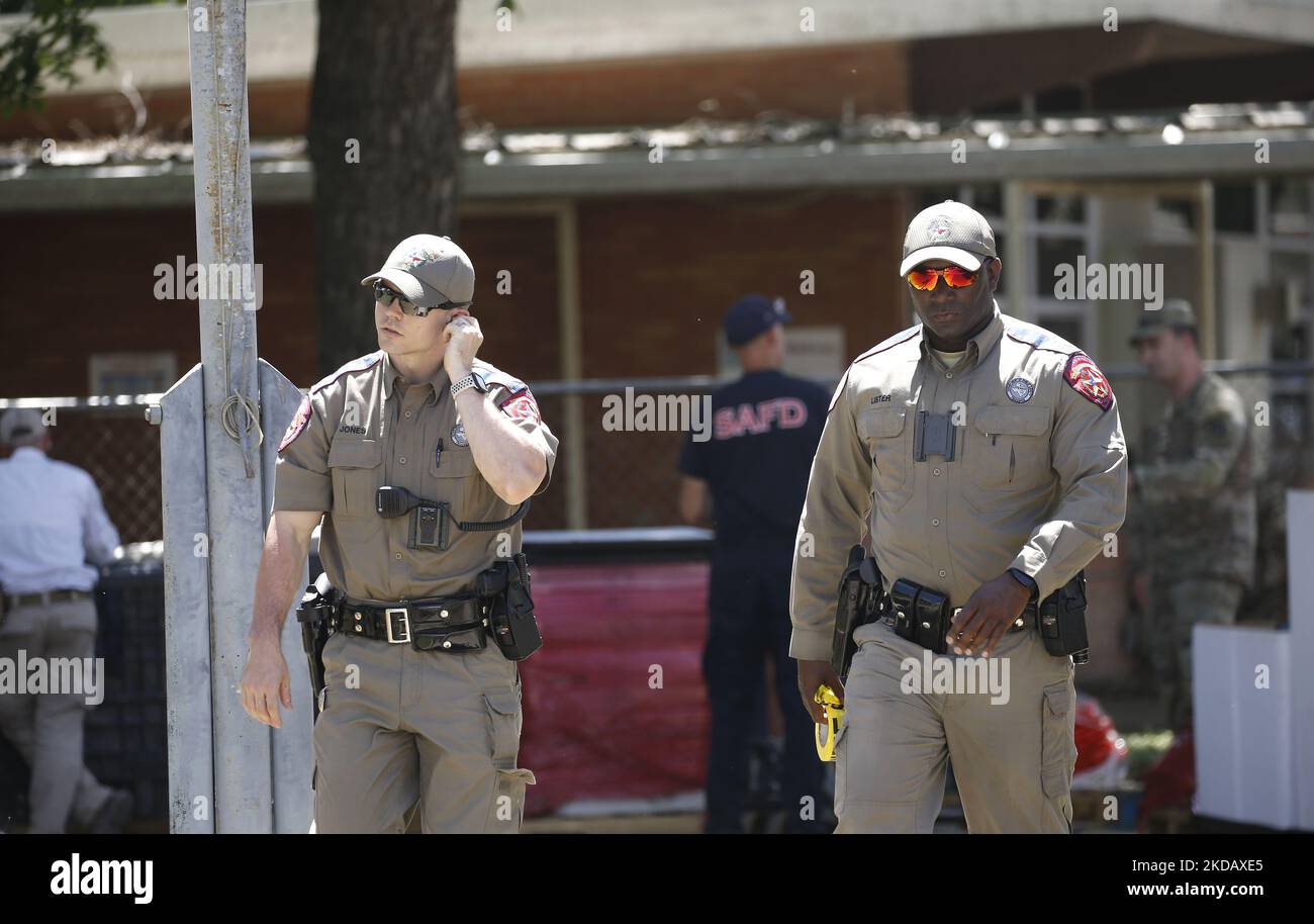 La patrouille routière du Texas passe devant l'école d'Elemntary de Robb après un tir de masse d'antan sur 25 mai 2022 à Uvalde, Texas, États-Unis. Mardi, Salvador Ramos aurait tué 19 étudiants et 2 enseignants lors d'une fusillade de masse avant d'être tué par des policiers de l'école élémentaire Robb. La fusillade à l'école est l'une des plus meurtrières de l'histoire américaine depuis le massacre de Columbine en 1999 dans le Colorado et selon des sources « la fusillade de de masse de 27th cette année ». (Photo de John Lamparski/NurPhoto) Banque D'Images