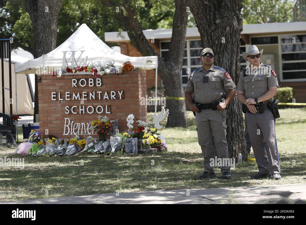 La patrouille routière du Texas garde près d'un mémorial grandissant à l'école d'Elemntary de Robb après des fusillades de masse d'hier sur 25 mai 2022 à Uvalde, Texas, États-Unis. Mardi, Salvador Ramos aurait tué 19 étudiants et 2 enseignants lors d'une fusillade de masse avant d'être tué par des policiers de l'école élémentaire Robb. La fusillade à l'école est l'une des plus meurtrières de l'histoire américaine depuis le massacre de Columbine en 1999 dans le Colorado et selon des sources « la fusillade de de masse de 27th cette année ». (Photo de John Lamparski/NurPhoto) Banque D'Images