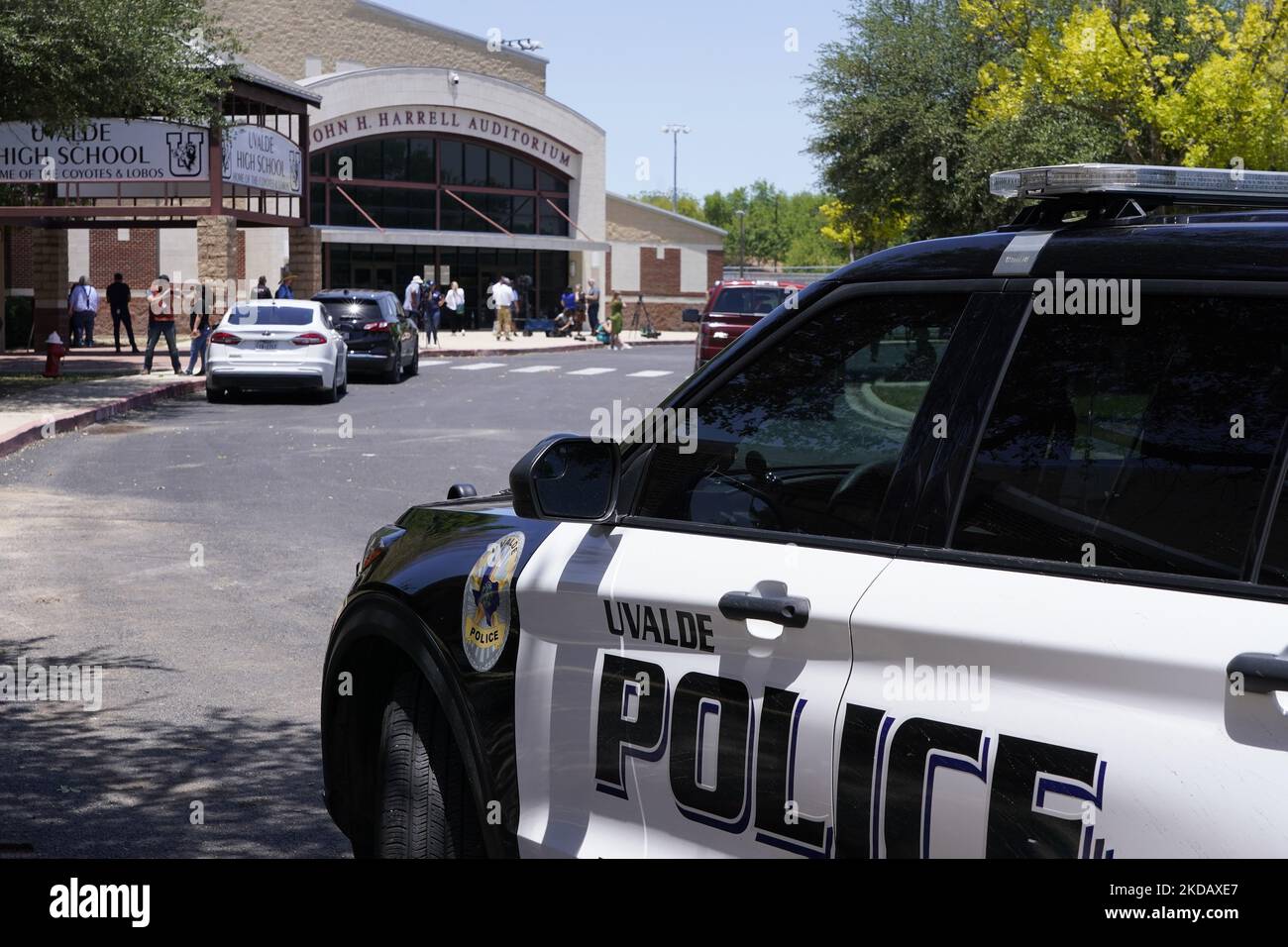 La voiture de police d'Uvalde est vue à côté de l'école secondaire d'Uvalde après la conférence d'presse sur 25 mai 2022 à Uvalde, Texas, Etats-Unis. Mardi, Salvador Ramos aurait tué 19 étudiants et 2 enseignants lors d'une fusillade de masse avant d'être tué par des policiers de l'école élémentaire Robb. La fusillade à l'école est l'une des plus meurtrières de l'histoire américaine depuis le massacre de Columbine en 1999 dans le Colorado et selon des sources « la fusillade de de masse de 27th cette année ». (Photo de John Lamparski/NurPhoto) Banque D'Images