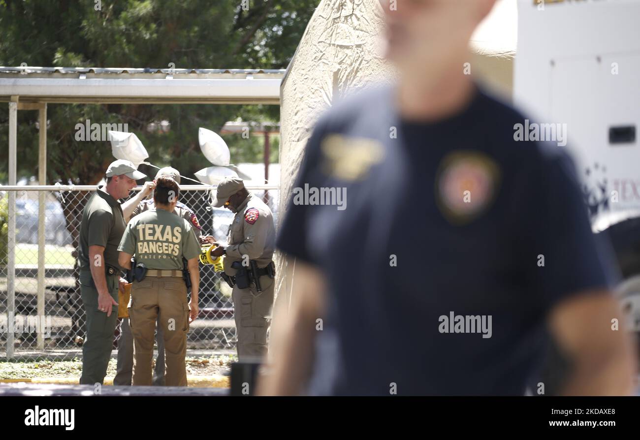 Les aegents de l'ATF se rassemblent à l'école d'Elemntary de Robb à la suite d'un tir de masse d'antan sur 25 mai 2022 à Uvalde, Texas, États-Unis. Mardi, Salvador Ramos aurait tué 19 étudiants et 2 enseignants lors d'une fusillade de masse avant d'être tué par des policiers de l'école élémentaire Robb. La fusillade à l'école est l'une des plus meurtrières de l'histoire américaine depuis le massacre de Columbine en 1999 dans le Colorado et selon des sources « la fusillade de de masse de 27th cette année ». (Photo de John Lamparski/NurPhoto) Banque D'Images