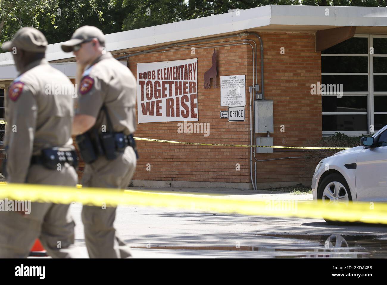 La patrouille routière du Texas passe devant l'école d'Elemntary de Robb après un tir de masse d'antan sur 25 mai 2022 à Uvalde, Texas, États-Unis. Mardi, Salvador Ramos aurait tué 19 étudiants et 2 enseignants lors d'une fusillade de masse avant d'être tué par des policiers de l'école élémentaire Robb. La fusillade à l'école est l'une des plus meurtrières de l'histoire américaine depuis le massacre de Columbine en 1999 dans le Colorado et selon des sources « la fusillade de de masse de 27th cette année ». (Photo de John Lamparski/NurPhoto) Banque D'Images