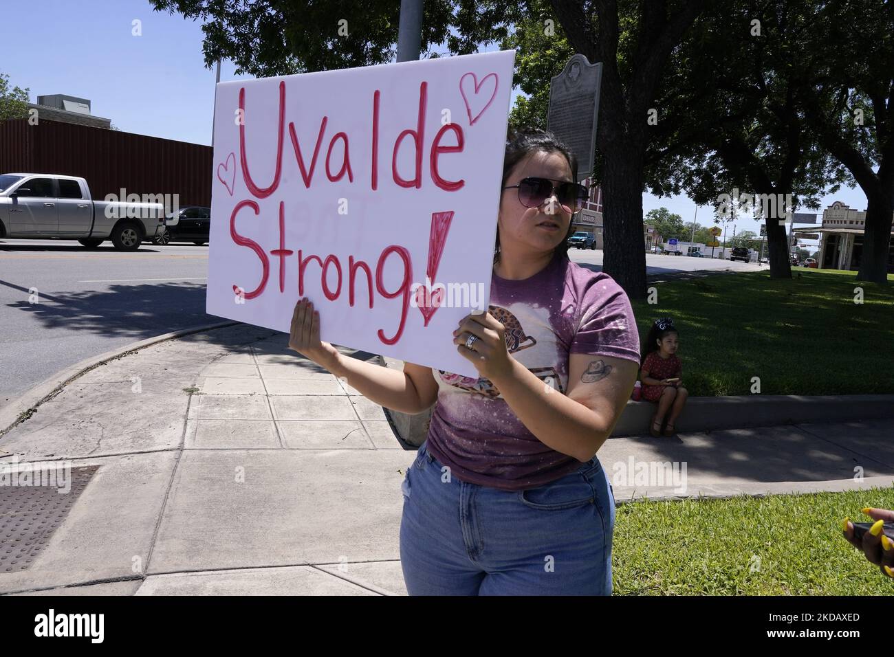 Les gens tiennent des soupirs dans la place de la ville en rembrance du tir de masse d'antan à l'école élémentaire de Robb sur 25 mai 2022 à Uvalde, Texas, États-Unis. Mardi, Salvador Ramos aurait tué 19 étudiants et 2 enseignants lors d'une fusillade de masse avant d'être tué par des policiers de l'école élémentaire Robb. La fusillade à l'école est l'une des plus meurtrières de l'histoire américaine depuis le massacre de Columbine en 1999 dans le Colorado et selon des sources « la fusillade de de masse de 27th cette année ». (Photo de John Lamparski/NurPhoto) Banque D'Images