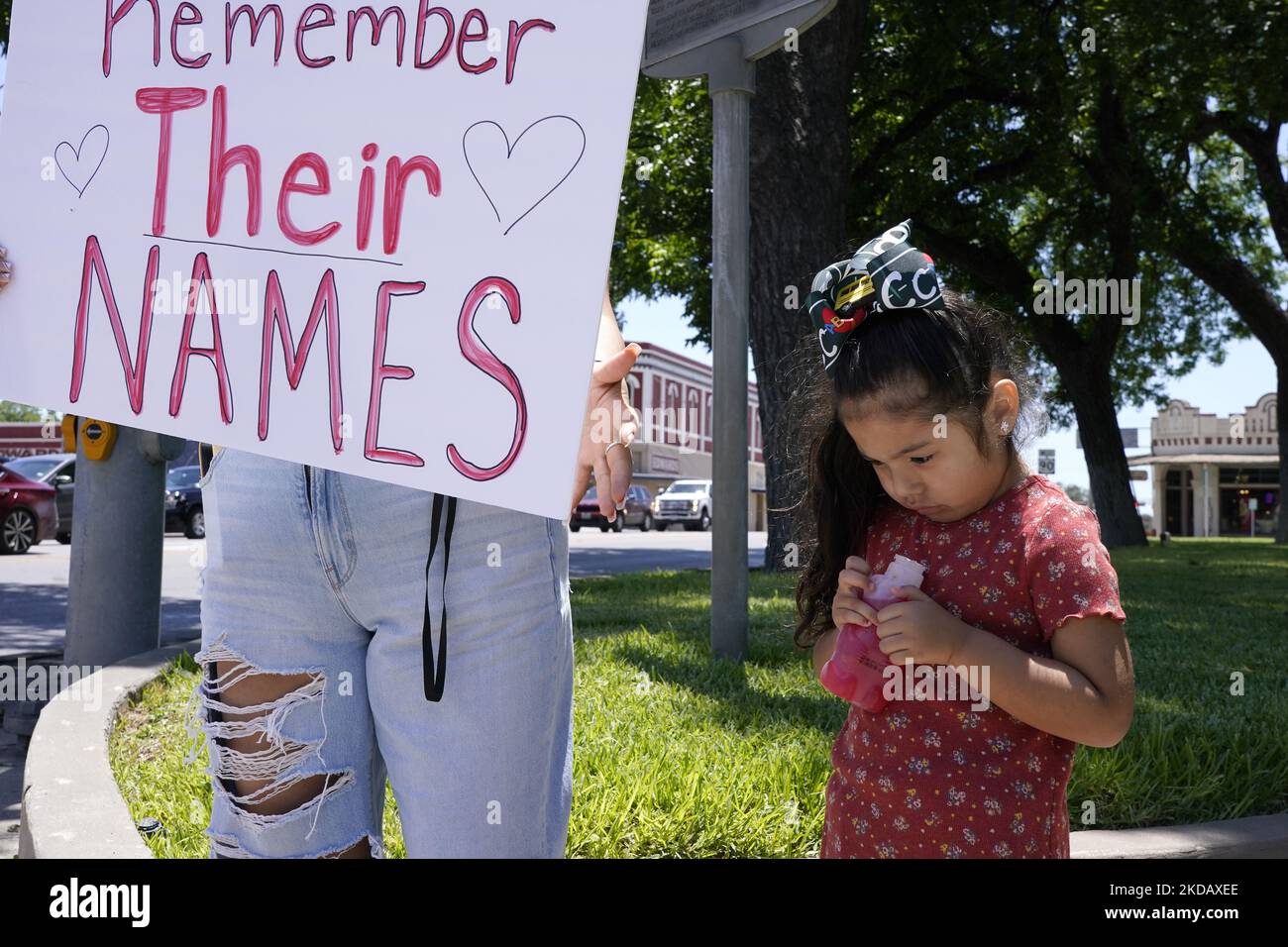Les gens tiennent des soupirs dans la place de la ville en rembrance du tir de masse d'antan à l'école élémentaire de Robb sur 25 mai 2022 à Uvalde, Texas, États-Unis. Mardi, Salvador Ramos aurait tué 19 étudiants et 2 enseignants lors d'une fusillade de masse avant d'être tué par des policiers de l'école élémentaire Robb. La fusillade à l'école est l'une des plus meurtrières de l'histoire américaine depuis le massacre de Columbine en 1999 dans le Colorado et selon des sources « la fusillade de de masse de 27th cette année ». (Photo de John Lamparski/NurPhoto) Banque D'Images