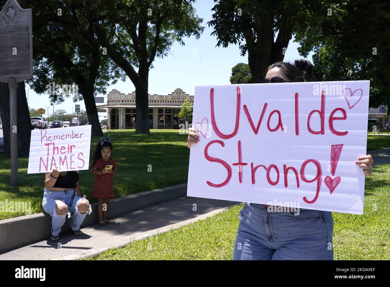 Les gens tiennent des soupirs dans la place de la ville en rembrance du tir de masse d'antan à l'école élémentaire de Robb sur 25 mai 2022 à Uvalde, Texas, États-Unis. Mardi, Salvador Ramos aurait tué 19 étudiants et 2 enseignants lors d'une fusillade de masse avant d'être tué par des policiers de l'école élémentaire Robb. La fusillade à l'école est l'une des plus meurtrières de l'histoire américaine depuis le massacre de Columbine en 1999 dans le Colorado et selon des sources « la fusillade de de masse de 27th cette année ». (Photo de John Lamparski/NurPhoto) Banque D'Images