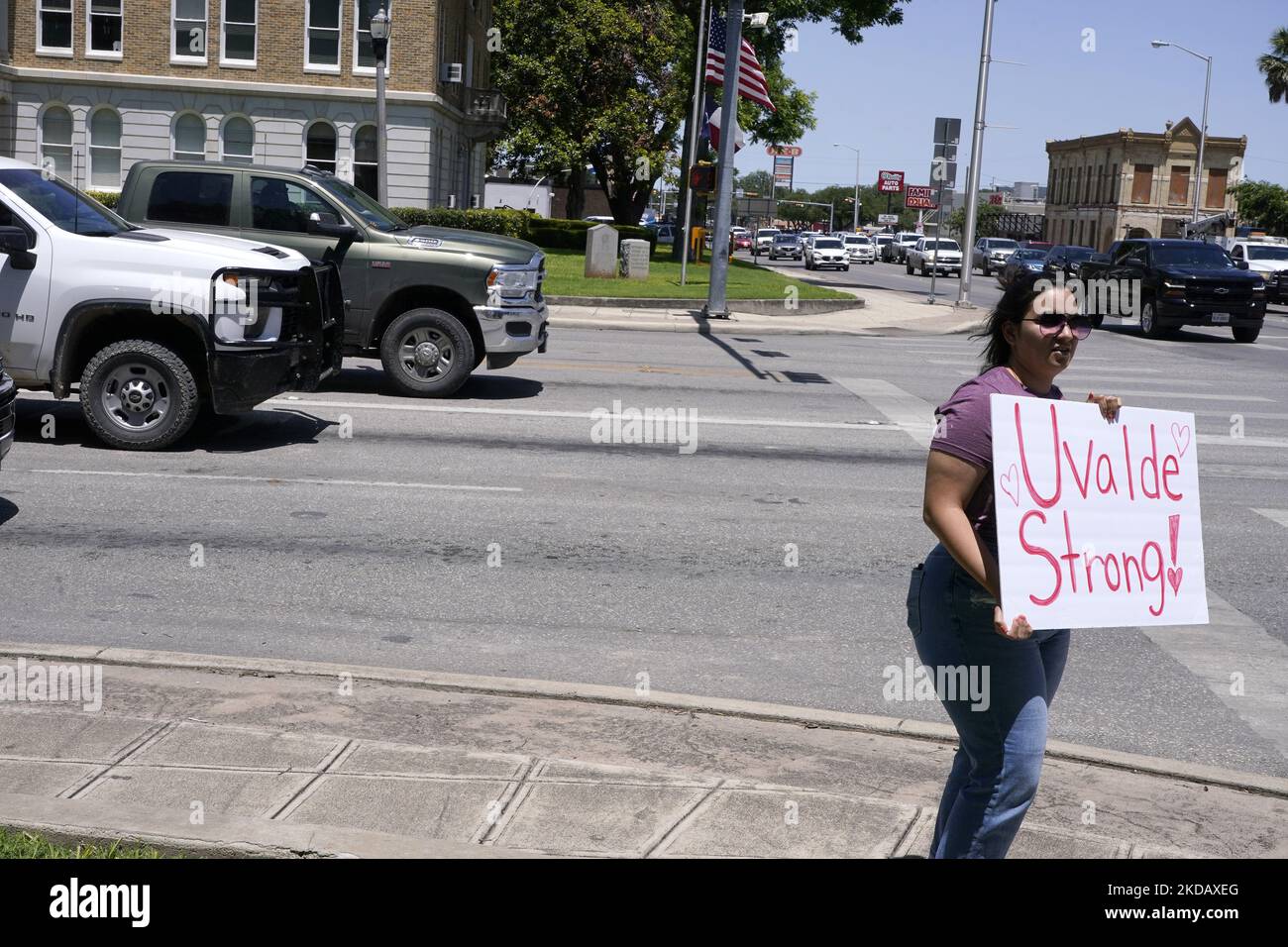 Les gens tiennent des soupirs dans la place de la ville en rembrance du tir de masse d'antan à l'école élémentaire de Robb sur 25 mai 2022 à Uvalde, Texas, États-Unis. Mardi, Salvador Ramos aurait tué 19 étudiants et 2 enseignants lors d'une fusillade de masse avant d'être tué par des policiers de l'école élémentaire Robb. La fusillade à l'école est l'une des plus meurtrières de l'histoire américaine depuis le massacre de Columbine en 1999 dans le Colorado et selon des sources « la fusillade de de masse de 27th cette année ». (Photo de John Lamparski/NurPhoto) Banque D'Images