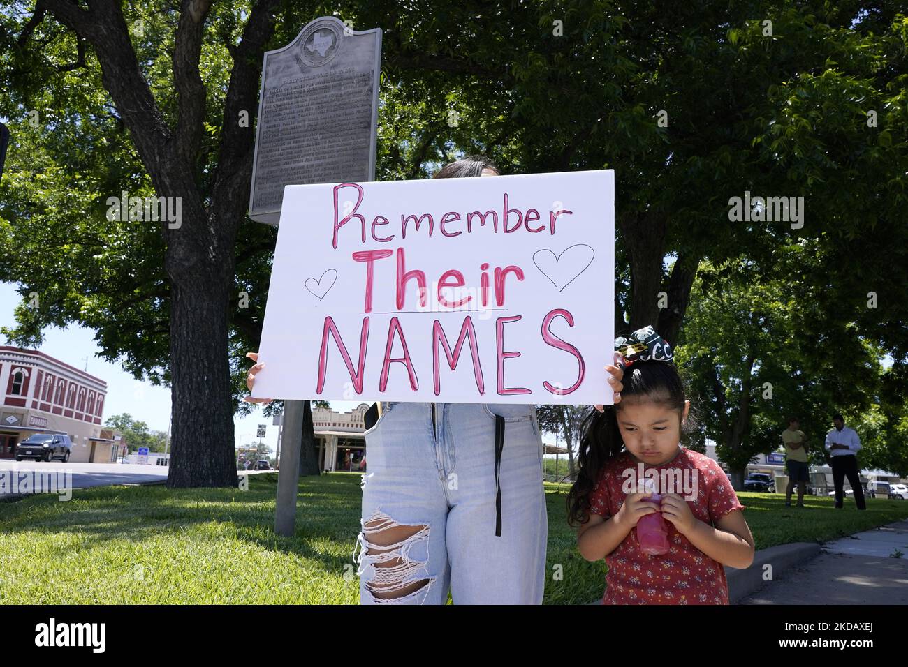 Les gens tiennent des soupirs dans la place de la ville en rembrance du tir de masse d'antan à l'école élémentaire de Robb sur 25 mai 2022 à Uvalde, Texas, États-Unis. Mardi, Salvador Ramos aurait tué 19 étudiants et 2 enseignants lors d'une fusillade de masse avant d'être tué par des policiers de l'école élémentaire Robb. La fusillade à l'école est l'une des plus meurtrières de l'histoire américaine depuis le massacre de Columbine en 1999 dans le Colorado et selon des sources « la fusillade de de masse de 27th cette année ». (Photo de John Lamparski/NurPhoto) Banque D'Images