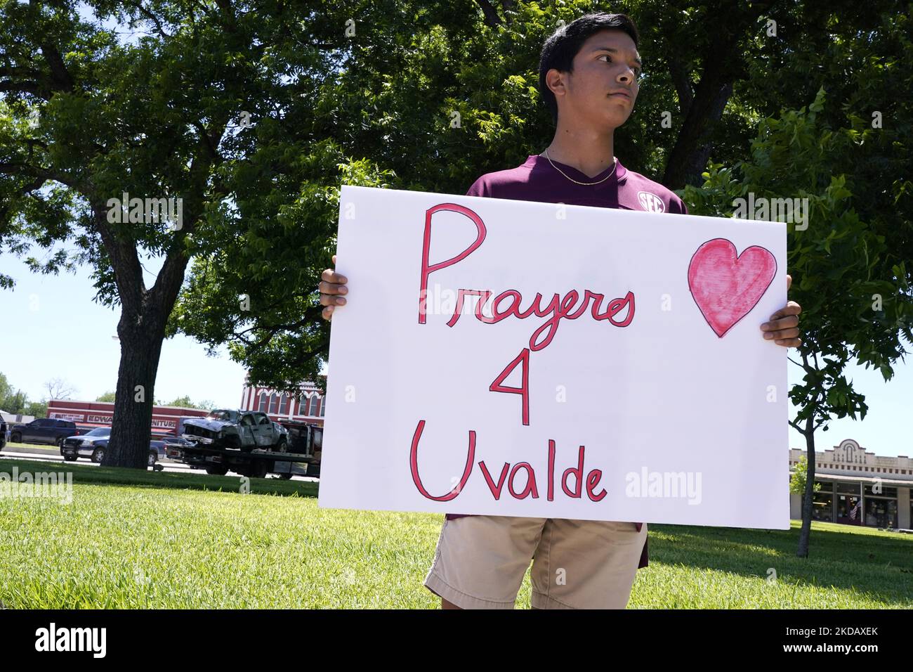 Les gens tiennent des soupirs dans la place de la ville en rembrance du tir de masse d'antan à l'école élémentaire de Robb sur 25 mai 2022 à Uvalde, Texas, États-Unis. Mardi, Salvador Ramos aurait tué 19 étudiants et 2 enseignants lors d'une fusillade de masse avant d'être tué par des policiers de l'école élémentaire Robb. La fusillade à l'école est l'une des plus meurtrières de l'histoire américaine depuis le massacre de Columbine en 1999 dans le Colorado et selon des sources « la fusillade de de masse de 27th cette année ». (Photo de John Lamparski/NurPhoto) Banque D'Images