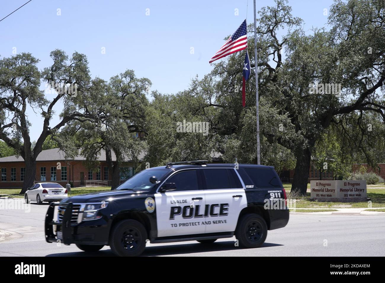La voiture de police d'Uvalde passe devant des drapeaux en Berne après Robb Elemntary Shooitng d'antan sur 25 mai 2022 à Uvalde, Texas, États-Unis. Mardi, Salvador Ramos aurait tué 19 étudiants et 2 enseignants lors d'une fusillade de masse avant d'être tué par des policiers de l'école élémentaire Robb. La fusillade à l'école est l'une des plus meurtrières de l'histoire américaine depuis le massacre de Columbine en 1999 dans le Colorado et selon des sources « la fusillade de de masse de 27th cette année ». (Photo de John Lamparski/NurPhoto) Banque D'Images