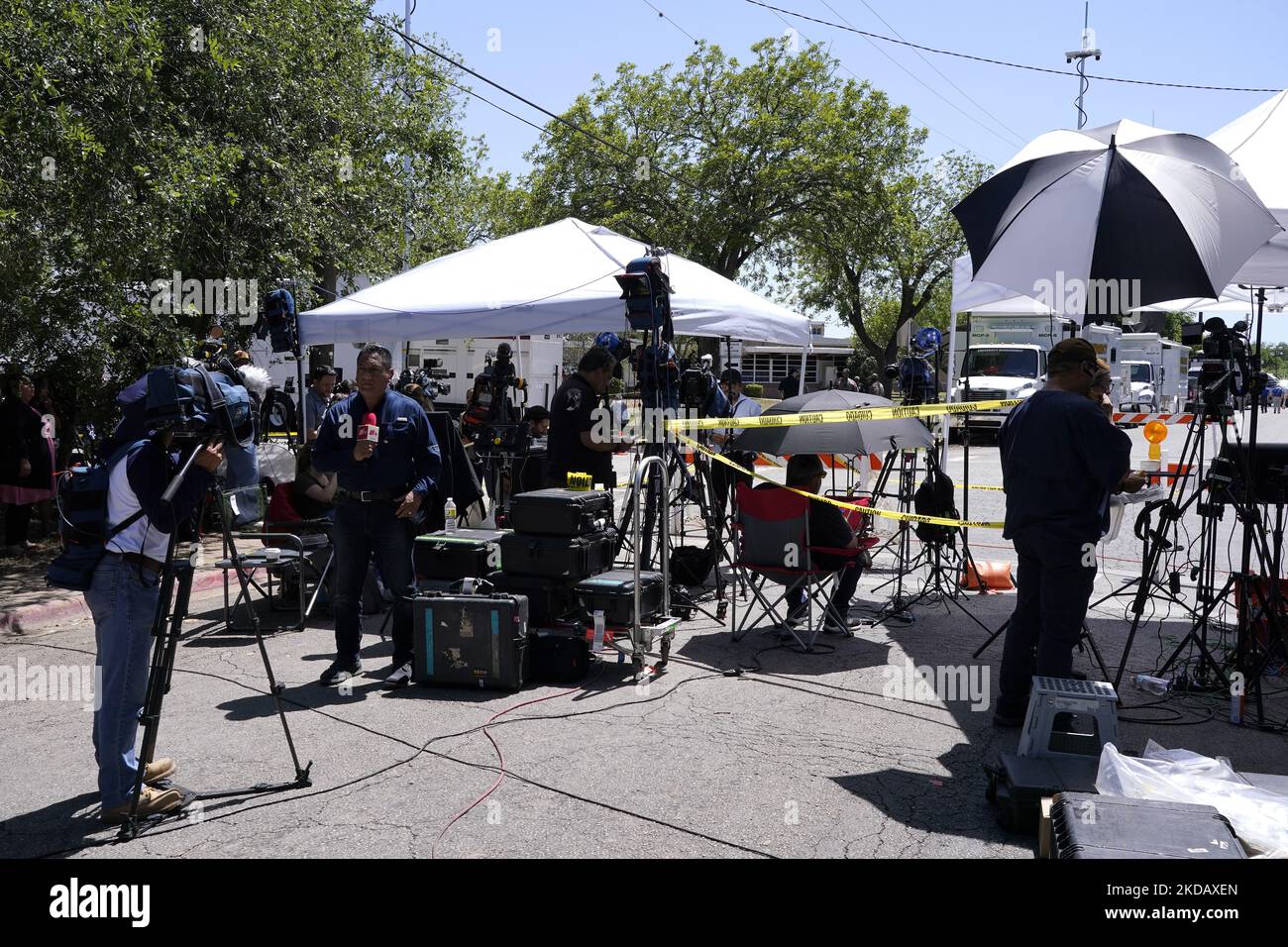Le campement médiatique est vu à l'école d'Elemntary de Robb après des coups de feu d'antan sur 25 mai 2022 à Uvalde, Texas, Etats-Unis. On 25 mai 2022 à Uvalde, Texas, Etats-Unis. Mardi, Salvador Ramos aurait tué 19 étudiants et 2 enseignants lors d'une fusillade de masse avant d'être tué par des policiers de l'école élémentaire Robb. La fusillade à l'école est l'une des plus meurtrières de l'histoire américaine depuis le massacre de Columbine en 1999 dans le Colorado et selon des sources « la fusillade de de masse de 27th cette année ». (Photo de John Lamparski/NurPhoto) Banque D'Images