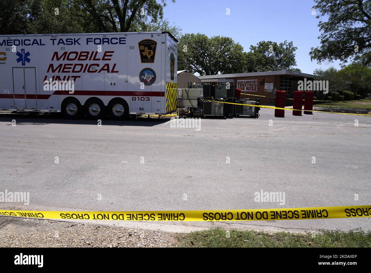 L'unité médicale Ammobile est vue à l'école d'Elemntary de Robb à la suite d'un tir de masse d'antan sur 25 mai 2022 à Uvalde, Texas, Etats-Unis. On 25 mai 2022 à Uvalde, Texas, Etats-Unis. Mardi, Salvador Ramos aurait tué 19 étudiants et 2 enseignants lors d'une fusillade de masse avant d'être tué par des policiers de l'école élémentaire Robb. La fusillade à l'école est l'une des plus meurtrières de l'histoire américaine depuis le massacre de Columbine en 1999 dans le Colorado et selon des sources « la fusillade de de masse de 27th cette année ». (Photo de John Lamparski/NurPhoto) Banque D'Images