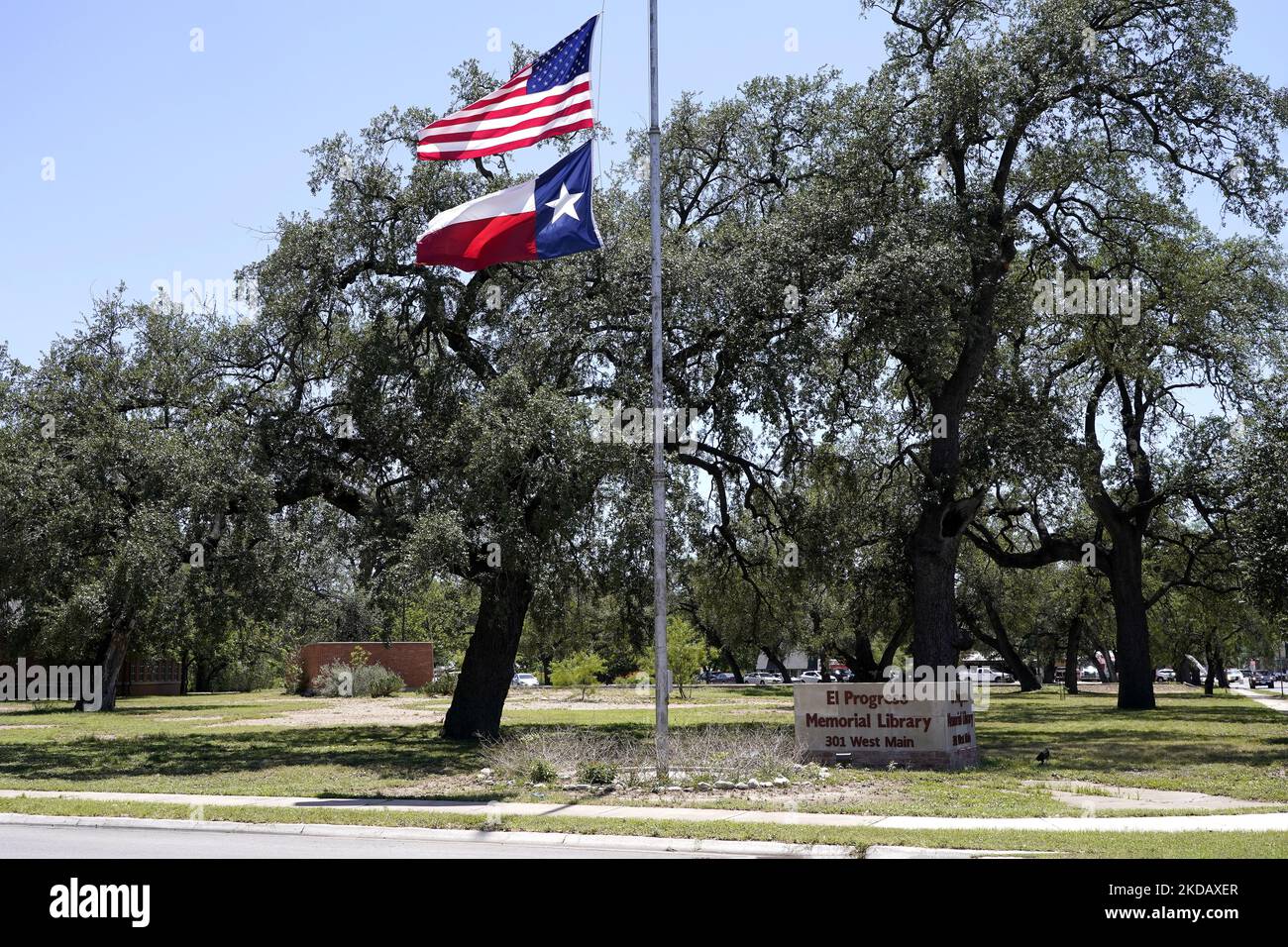 Les drapeaux volent en Berne après un tir de masse d'antan à l'école élémentaire Robb sur 25 mai 2022 à Uvalde, Texas, États-Unis. Mardi, Salvador Ramos aurait tué 19 étudiants et 2 enseignants lors d'une fusillade de masse avant d'être tué par des policiers de l'école élémentaire Robb. La fusillade à l'école est l'une des plus meurtrières de l'histoire américaine depuis le massacre de Columbine en 1999 dans le Colorado et selon des sources « la fusillade de de masse de 27th cette année ». (Photo de John Lamparski/NurPhoto) Banque D'Images