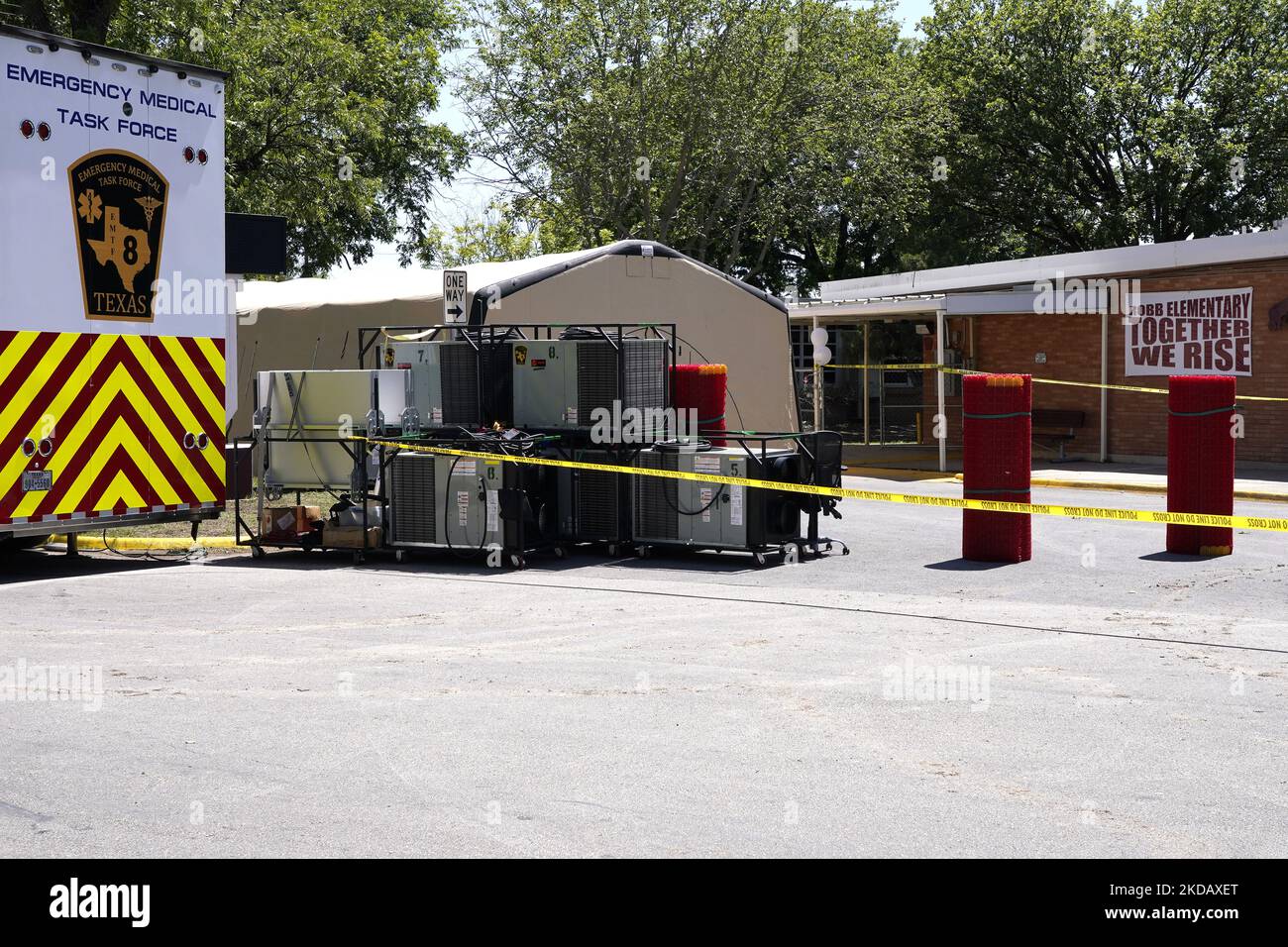 L'unité médicale Ammobile est vue à l'école d'Elemntary de Robb à la suite d'un tir de masse d'antan sur 25 mai 2022 à Uvalde, Texas, Etats-Unis. On 25 mai 2022 à Uvalde, Texas, Etats-Unis. Mardi, Salvador Ramos aurait tué 19 étudiants et 2 enseignants lors d'une fusillade de masse avant d'être tué par des policiers de l'école élémentaire Robb. La fusillade à l'école est l'une des plus meurtrières de l'histoire américaine depuis le massacre de Columbine en 1999 dans le Colorado et selon des sources « la fusillade de de masse de 27th cette année ». (Photo de John Lamparski/NurPhoto) Banque D'Images