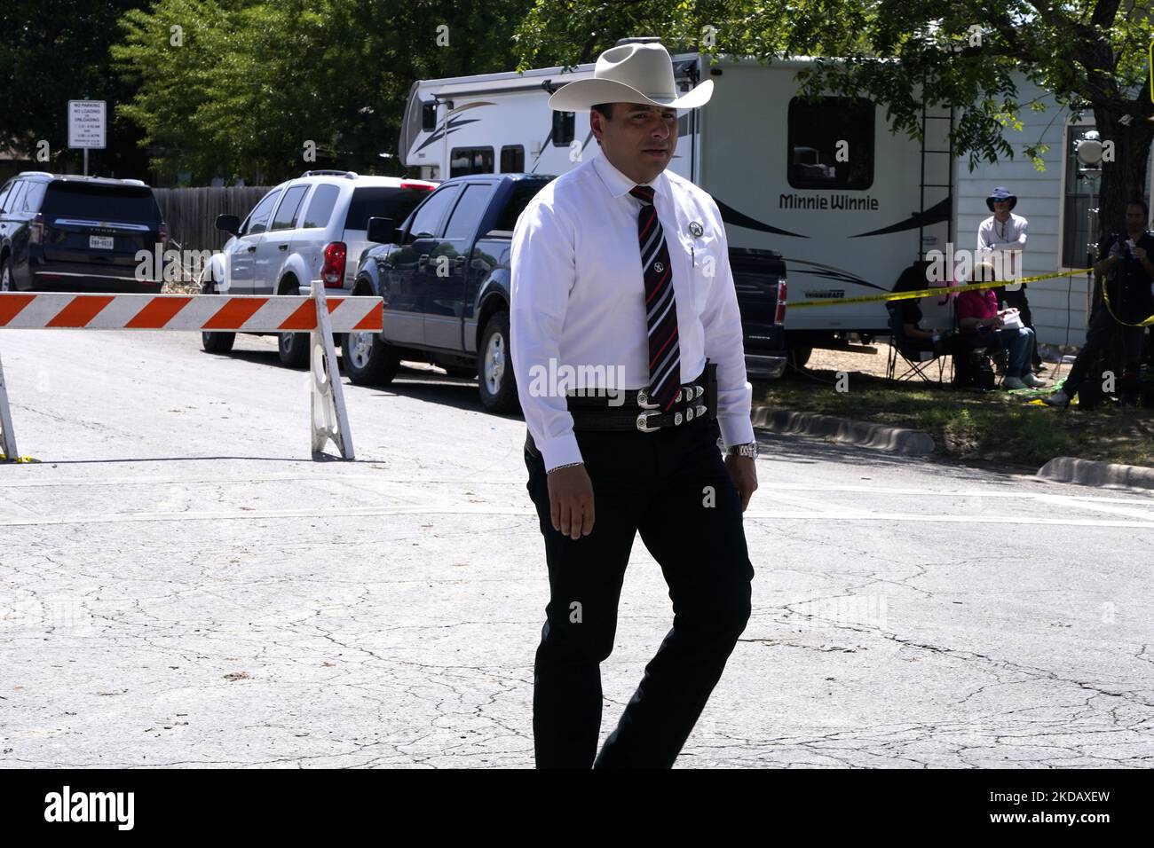 Un officiel texan de l'application de la loi est vu à l'école d'Elemntary de Robb à la suite d'un tir de masse d'antan sur 25 mai 2022 à Uvalde, Texas, Etats-Unis. On 25 mai 2022 à Uvalde, Texas, Etats-Unis. Mardi, Salvador Ramos aurait tué 19 étudiants et 2 enseignants lors d'une fusillade de masse avant d'être tué par des policiers de l'école élémentaire Robb. La fusillade à l'école est l'une des plus meurtrières de l'histoire américaine depuis le massacre de Columbine en 1999 dans le Colorado et selon des sources « la fusillade de de masse de 27th cette année ». (Photo de John Lamparski/NurPhoto) Banque D'Images