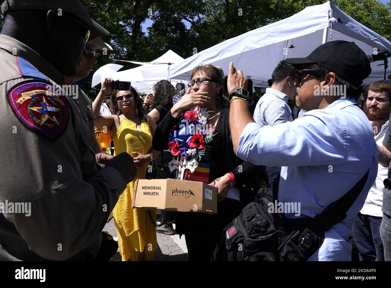 Les gens apportent des fleurs à un mémorial en pleine croissance à l'école d'Elemntary de Robb après des fusillades de masse d'antan sur 25 mai 2022 à Uvalde, Texas, Etats-Unis. Sur 25 mai 2022 à Uvalde, Texas, Etats-Unis. Mardi, Salvador Ramos aurait tué 19 étudiants et 2 enseignants lors d'une fusillade de masse avant d'être tué par des policiers de l'école élémentaire Robb. La fusillade à l'école est l'une des plus meurtrières de l'histoire américaine depuis le massacre de Columbine en 1999 dans le Colorado et selon des sources « la fusillade de de masse de 27th cette année ». (Photo de John Lamparski/NurPhoto) Banque D'Images