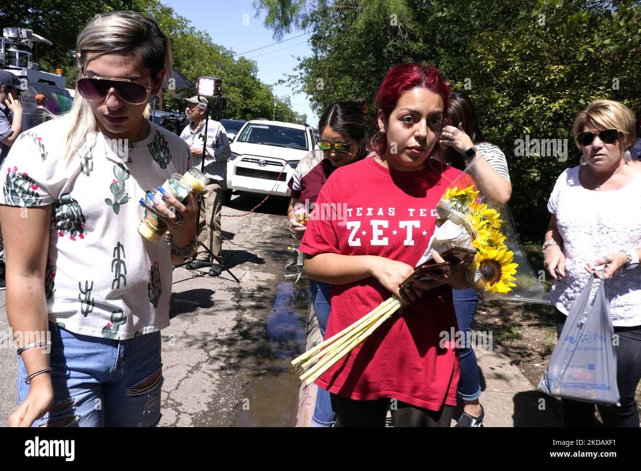 Les gens apportent des fleurs à un mémorial en pleine croissance à l'école d'Elemntary de Robb après des fusillades de masse d'antan sur 25 mai 2022 à Uvalde, Texas, Etats-Unis. Sur 25 mai 2022 à Uvalde, Texas, Etats-Unis. Mardi, Salvador Ramos aurait tué 19 étudiants et 2 enseignants lors d'une fusillade de masse avant d'être tué par des policiers de l'école élémentaire Robb. La fusillade à l'école est l'une des plus meurtrières de l'histoire américaine depuis le massacre de Columbine en 1999 dans le Colorado et selon des sources « la fusillade de de masse de 27th cette année ». (Photo de John Lamparski/NurPhoto) Banque D'Images
