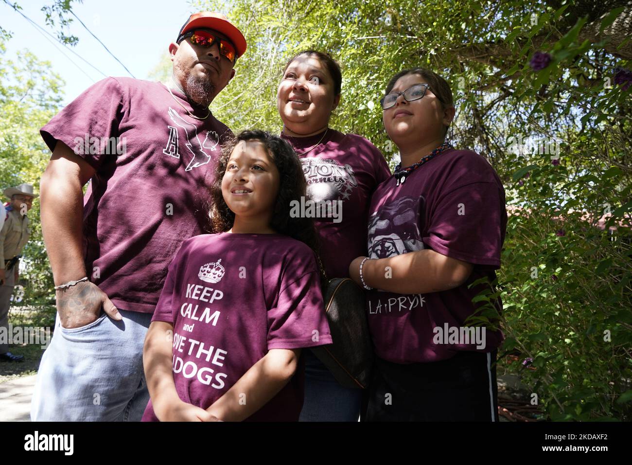 Les gens posent dont la famille a échappé à la fusillade à l'école d'Eelmntary de Robb pose pour aphobo sur 25 mai 2022 à Uvalde, Texas, Etats-Unis. Mardi, Salvador Ramos aurait tué 19 étudiants et 2 enseignants lors d'une fusillade de masse avant d'être tué par des policiers de l'école élémentaire Robb. La fusillade à l'école est l'une des plus meurtrières de l'histoire américaine depuis le massacre de Columbine en 1999 dans le Colorado et selon des sources « la fusillade de de masse de 27th cette année ». (Photo de John Lamparski/NurPhoto) Banque D'Images