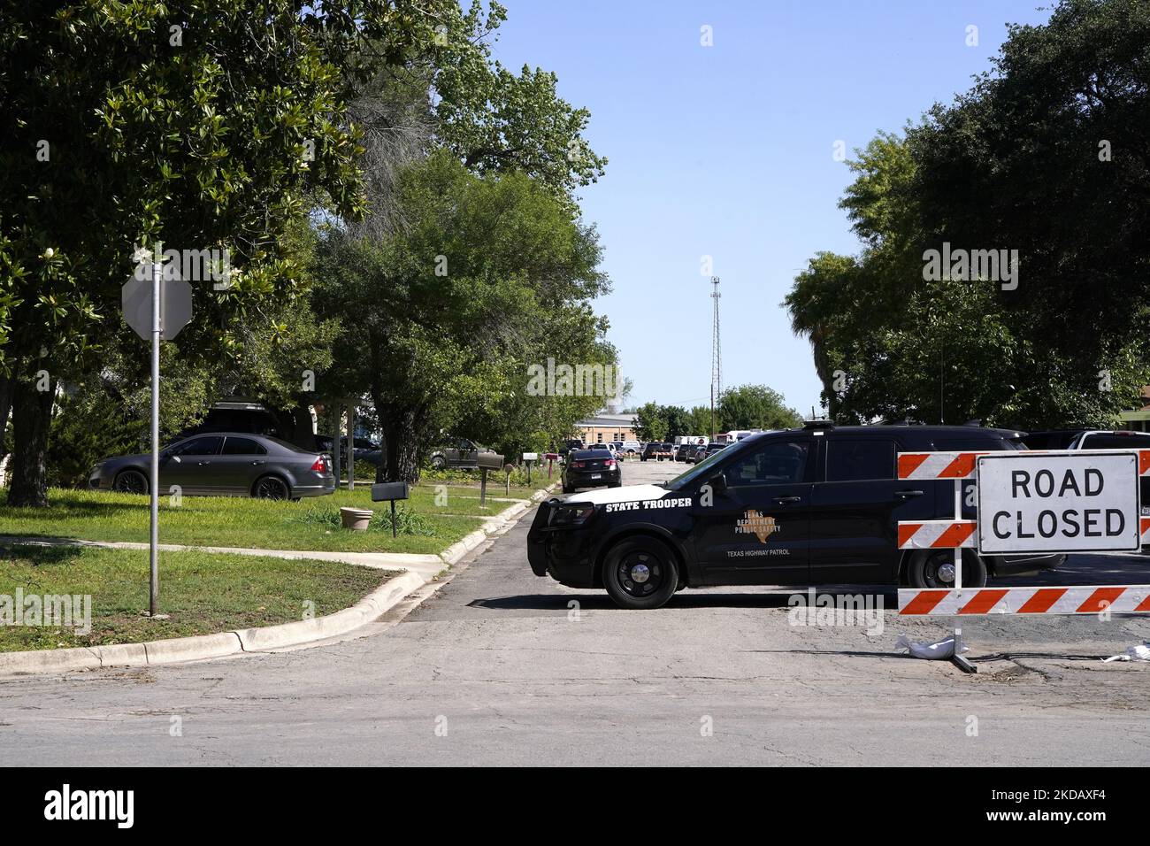 La patrouille routière du Texas bloque le périmètre autour de l'école élémentaire Robb sur 25 mai 2022 à Uvalde, Texas, États-Unis. Mardi, Salvador Ramos aurait tué 19 étudiants et 2 enseignants lors d'une fusillade de masse avant d'être tué par des policiers de l'école élémentaire Robb. La fusillade à l'école est l'une des plus meurtrières de l'histoire américaine depuis le massacre de Columbine en 1999 dans le Colorado et selon des sources « la fusillade de de masse de 27th cette année ». (Photo de John Lamparski/NurPhoto) Banque D'Images